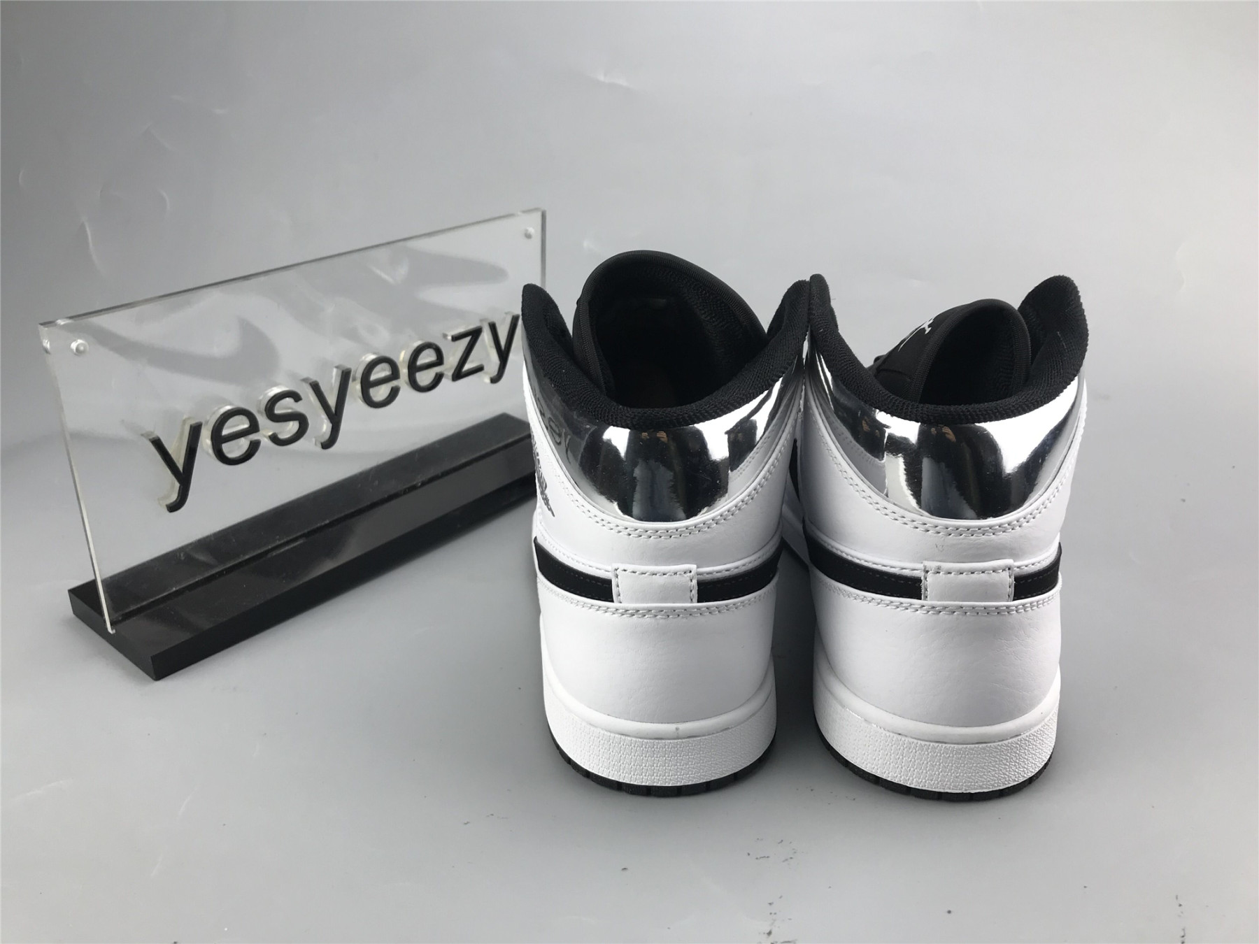 UA  AIR JORDAN 1 MID 