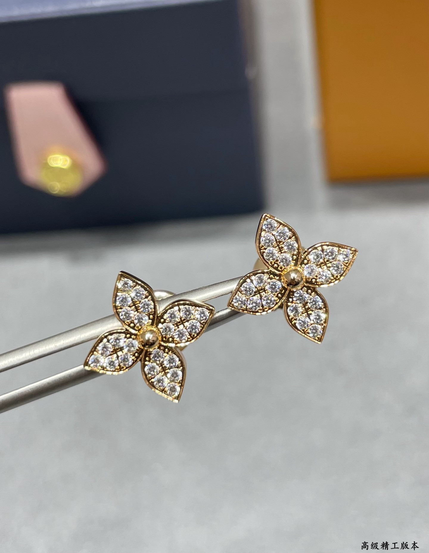 L0vis Vvtt0n Single flower full D1am0nd Earrings