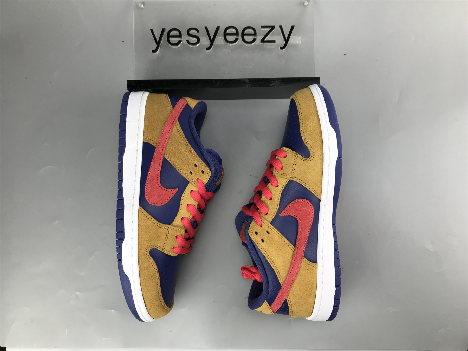 UA NIKE DUNK LOW SB 