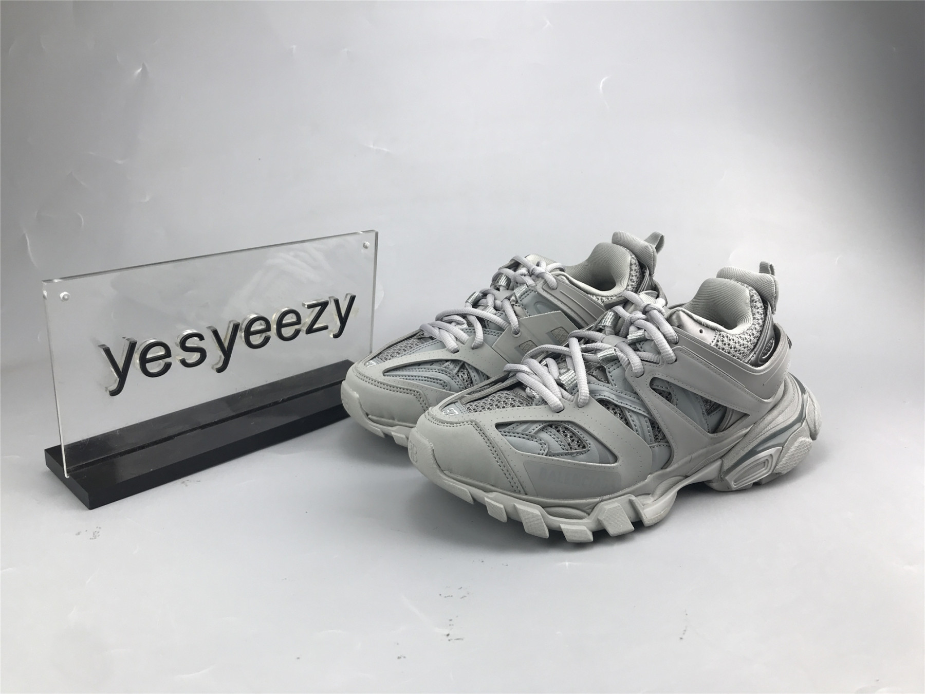 UA TRACK SNEAKER IN GREY