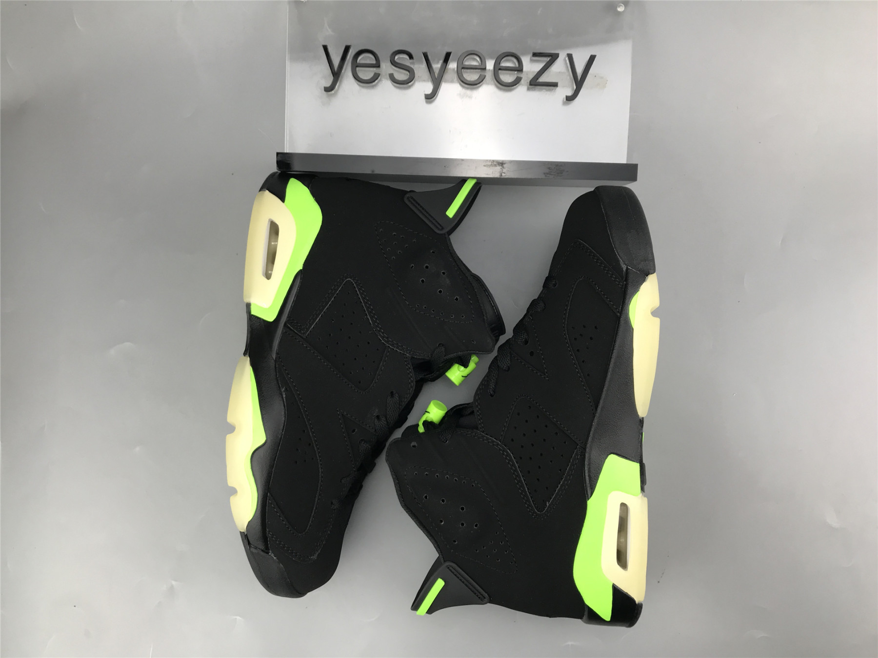 UA AIR JORDAN 6 RETRO 