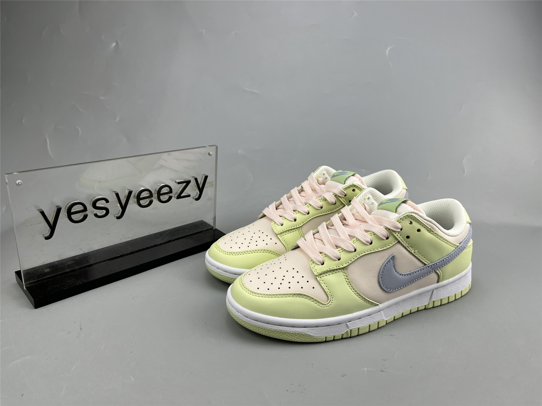 UA NIKE WMNS DUNK LOW 