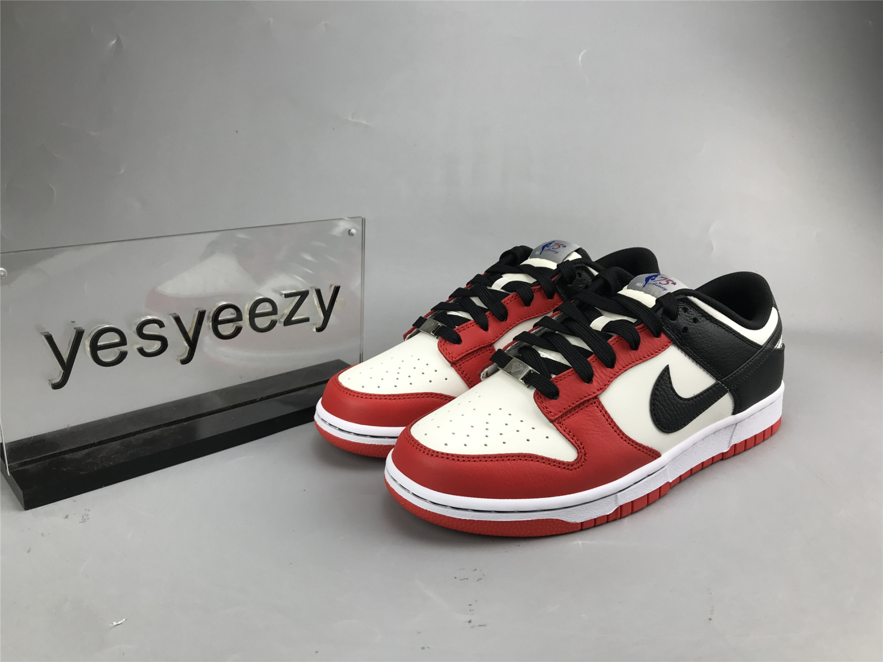 UA NIKE DUNK LOW EMB NBA 75TH ANNIVERSARY - CHICAGO