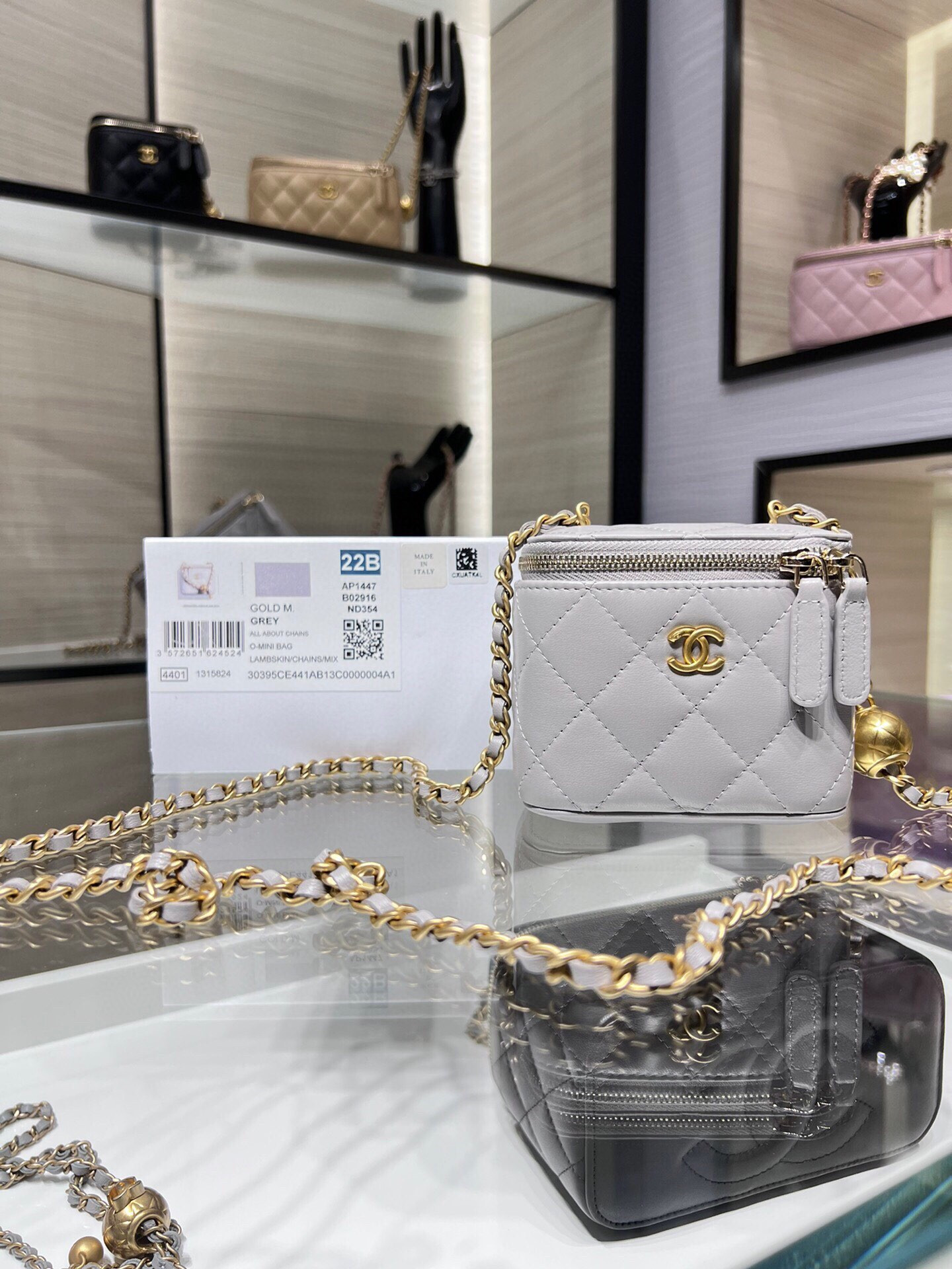 Ch**el Small Vanity with Chain AP1447 8.5x11x7cm