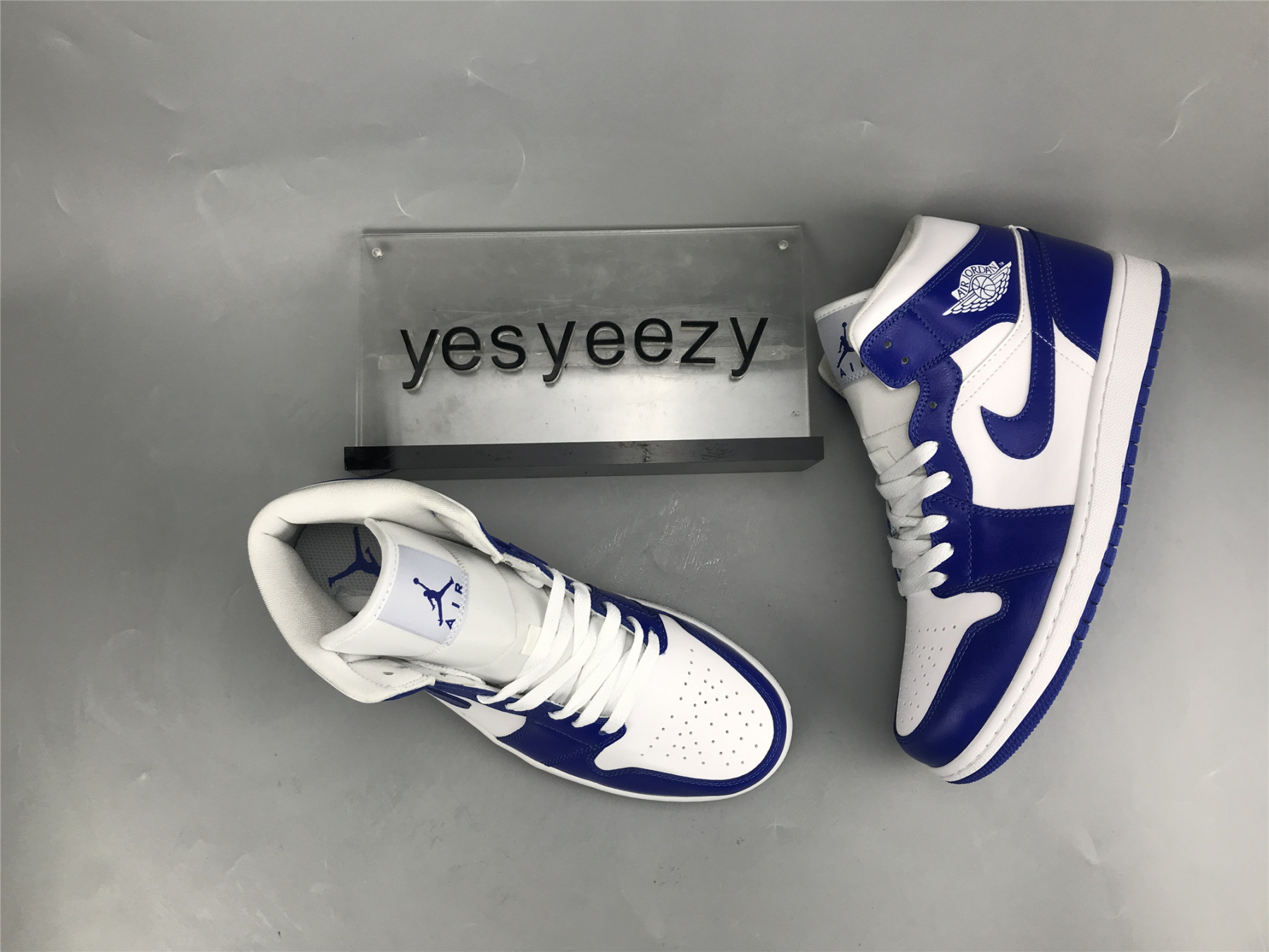 UA WMNS AIR JORDAN 1 MID 