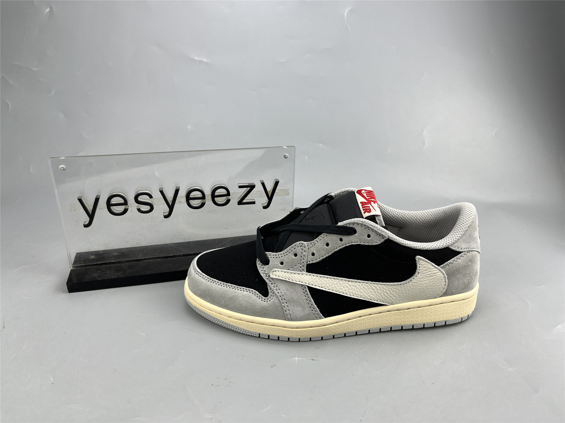 UA TRAVIS SCOTT X AIR JORDAN 1 LOW