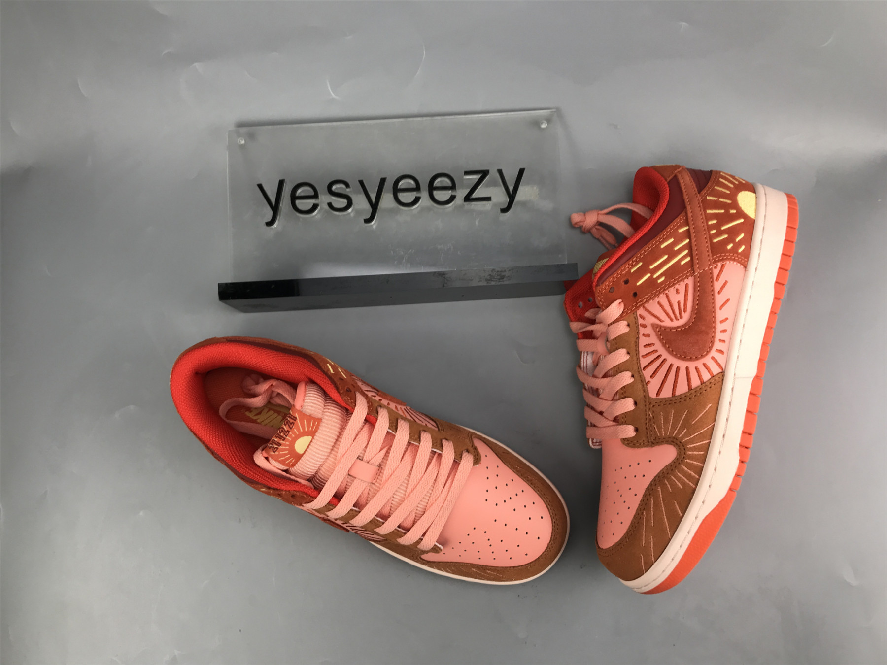 UA NIKE WMNS DUNK LOW 