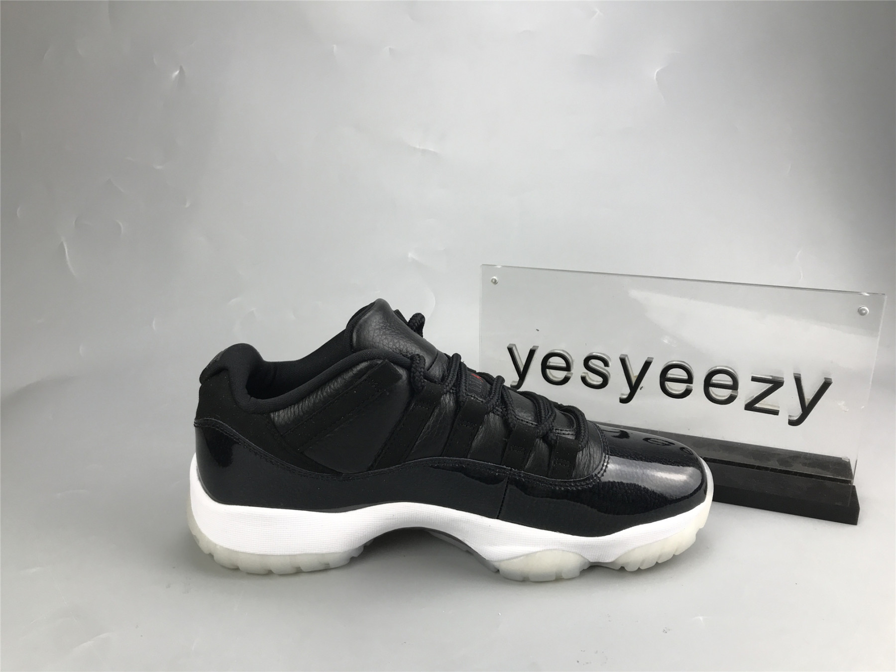 UA AIR JORDAN 11 RETRO LOW 