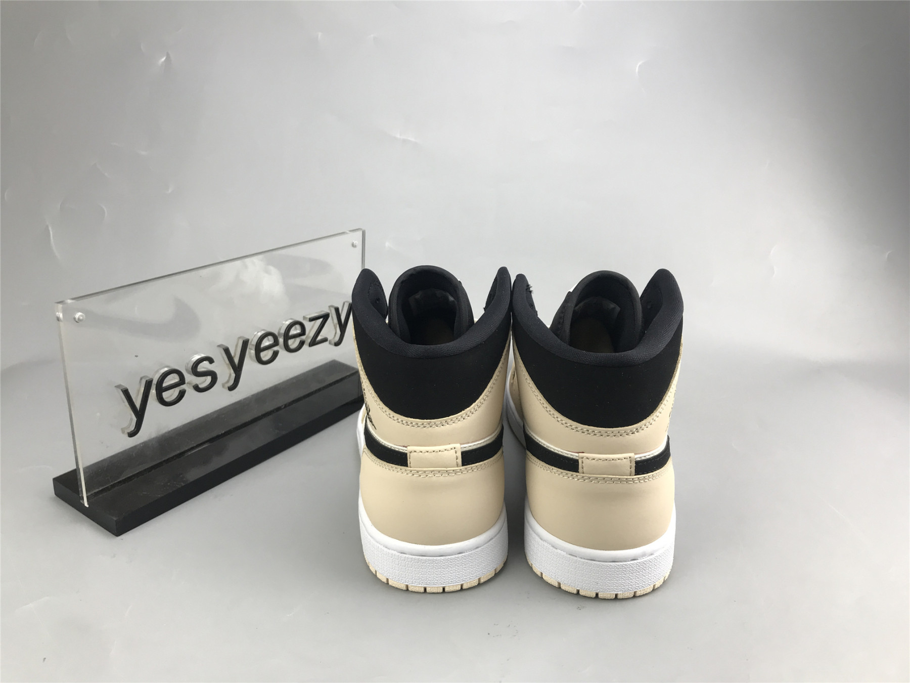 UA WMNS AIR JORDAN 1 MID 