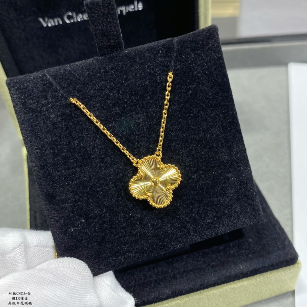 V*n Cl**f & Arpels Medium Classic Four Leaf Clover Necklace Diameter approx 1.5cm,Chain length approx 40+5cm