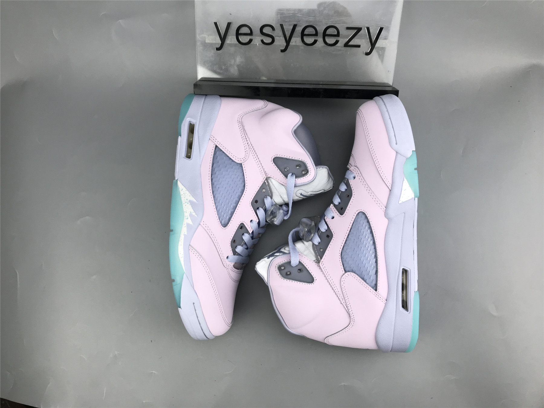 UA WMNS AIR JORDAN 5 RETRO 