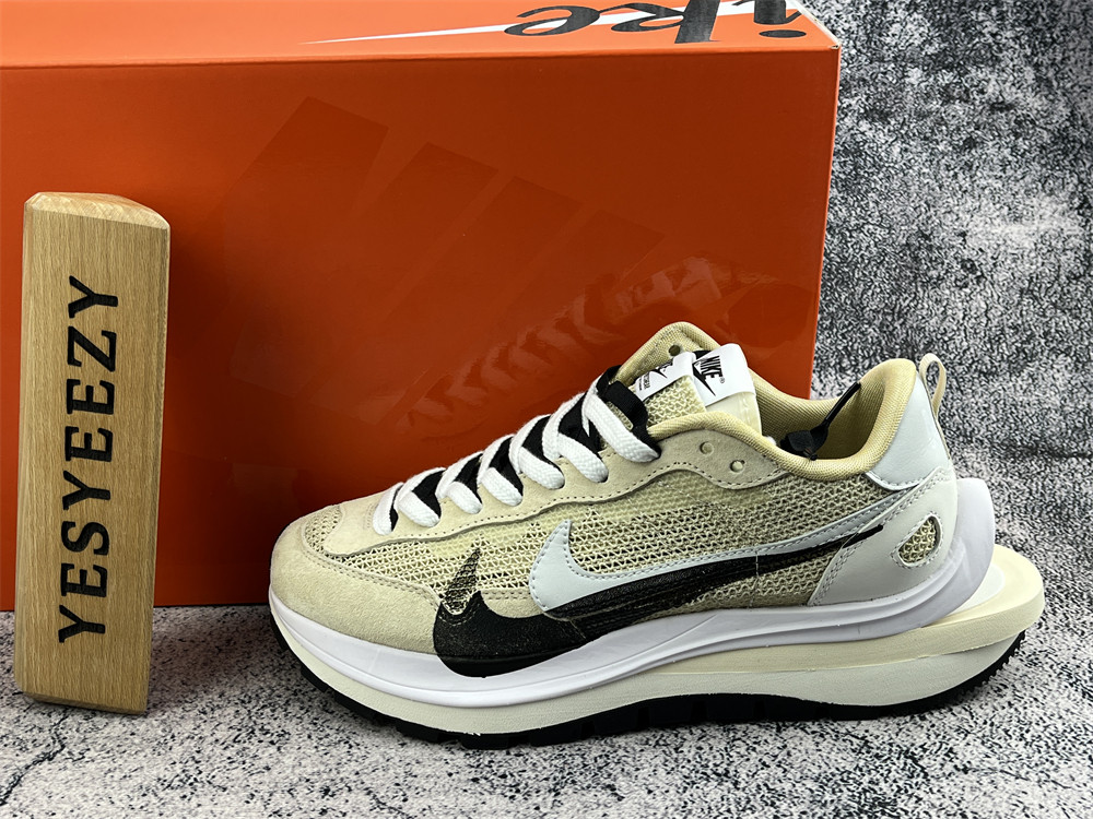 UA NIKE VAPORWAFFLE SACAI SPORT BEIGE