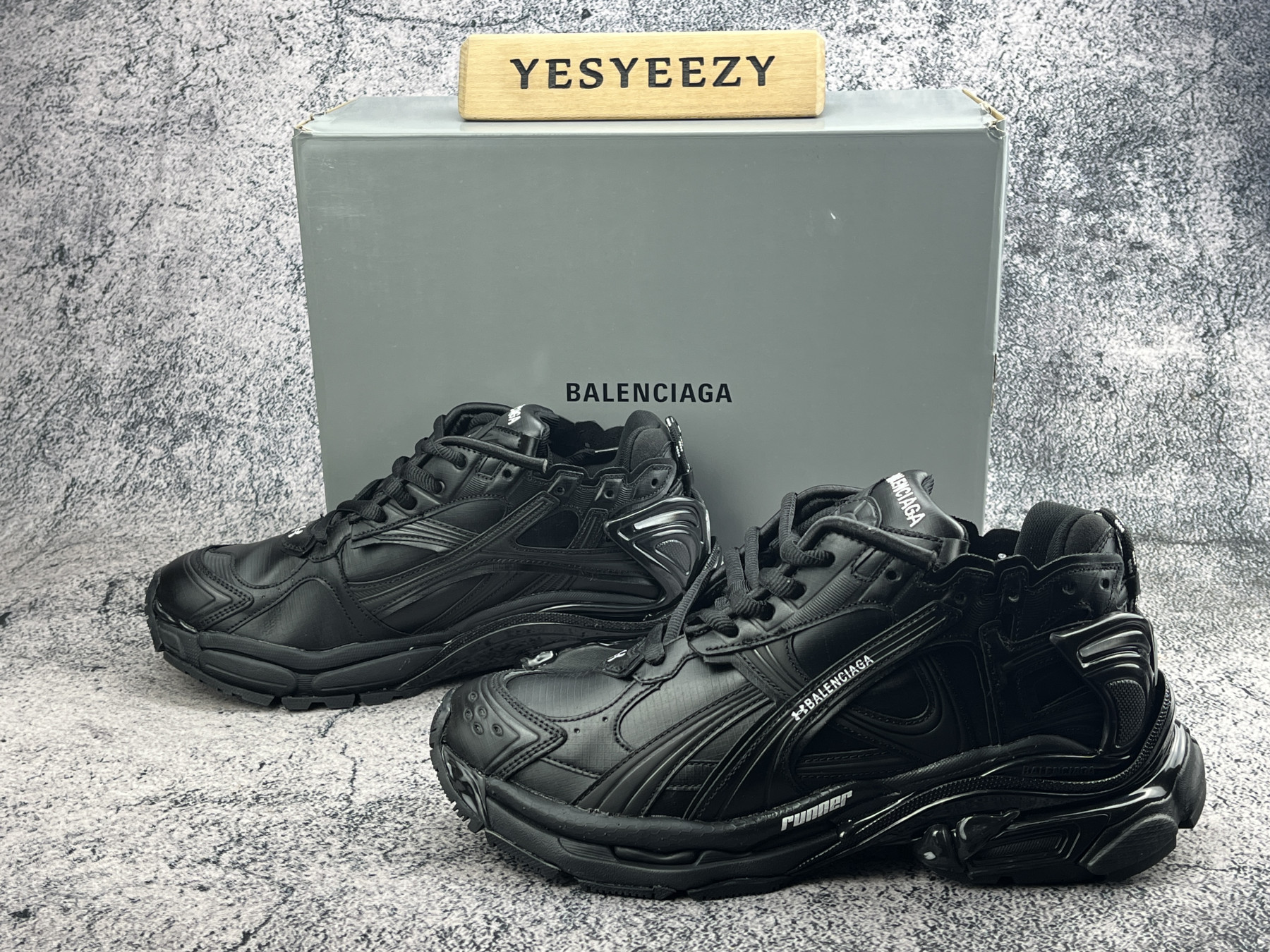 ua Ba1en*iaga runner sneaker