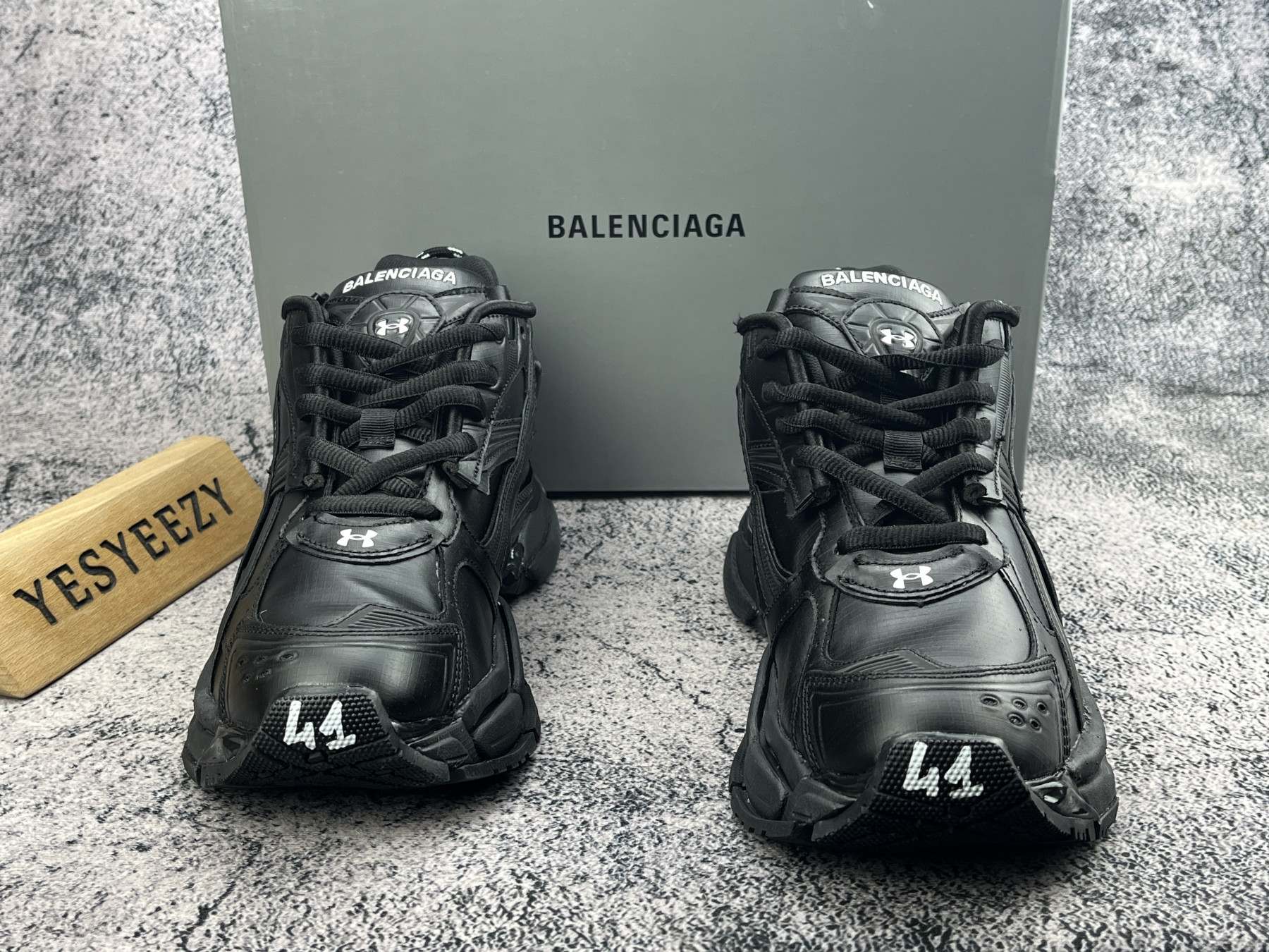 ua Ba1en*iaga runner sneaker