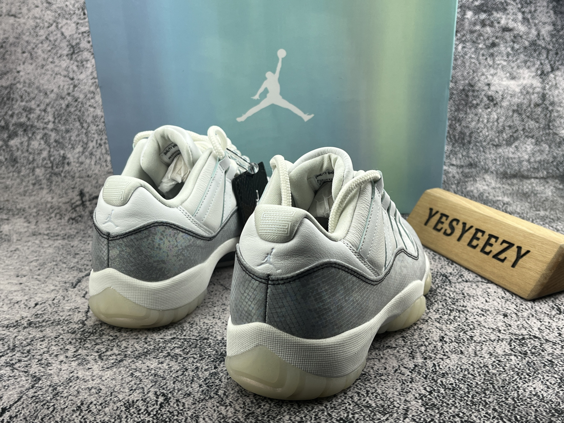 UA AIR JORDAN 11 RETRO LOW