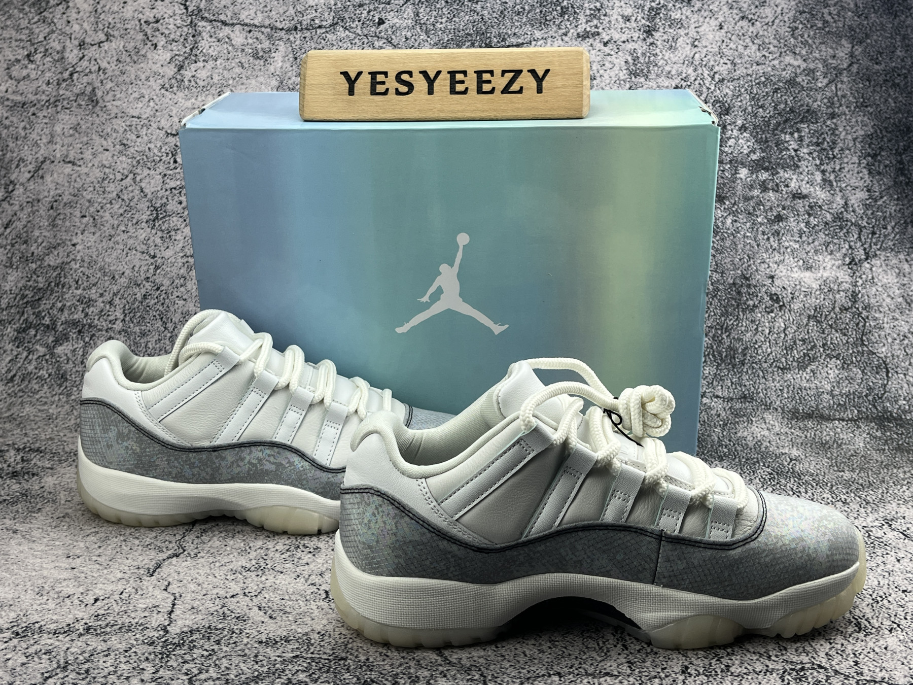 UA AIR JORDAN 11 RETRO LOW