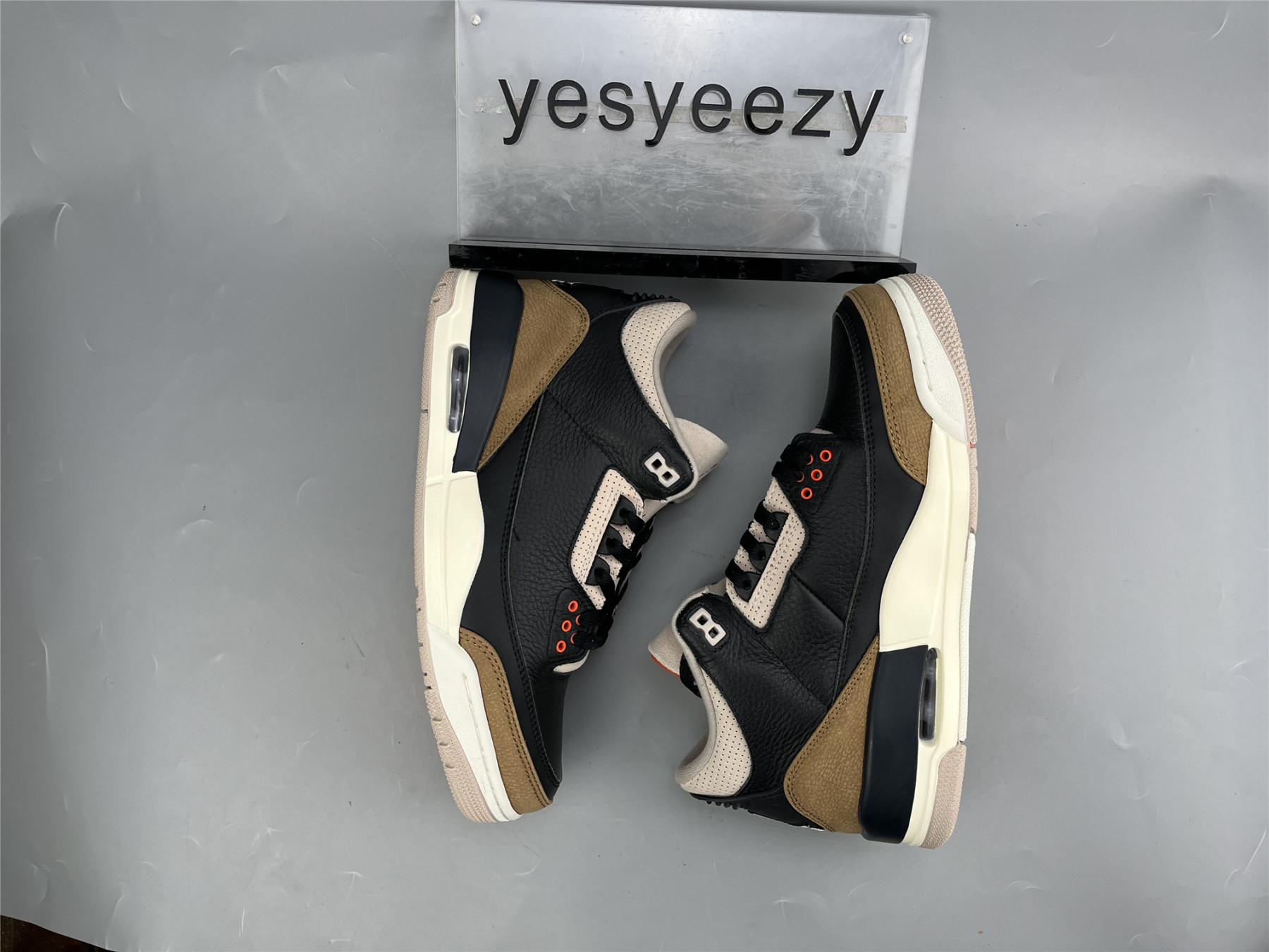UA AIR JORDAN 3 RETRO 