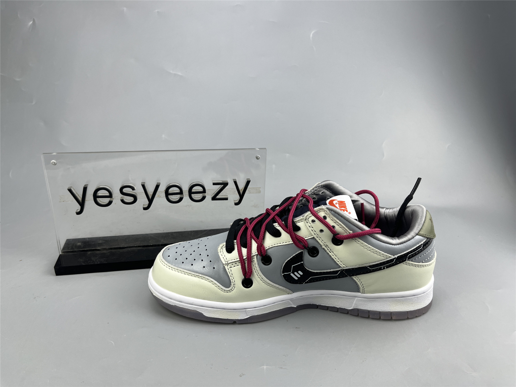 UA NIKE WMNS DUNK LOW SP 