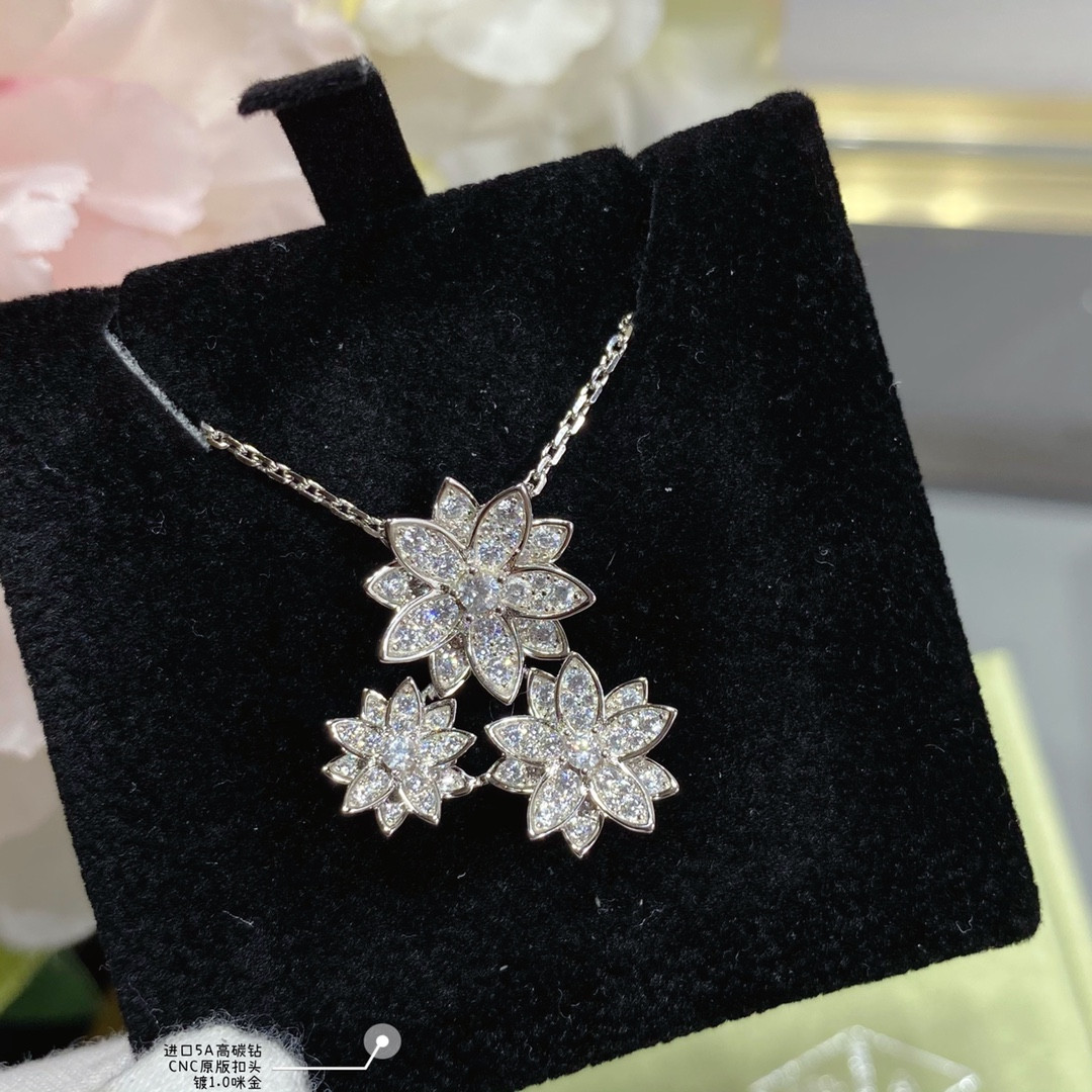 V*n Cl**f & Arpels lotus Necklace