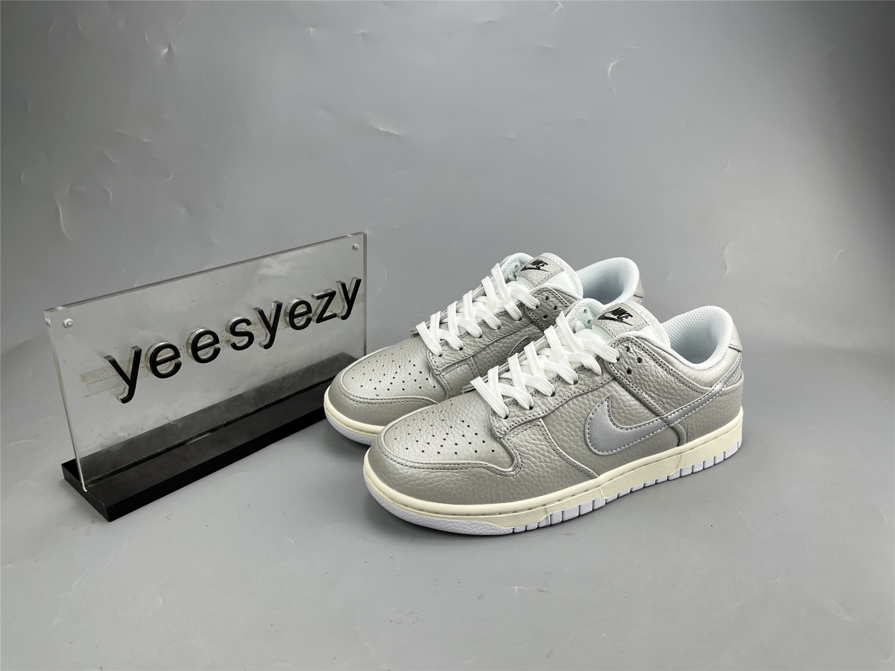 UA NIKE DUNK LOW SE 