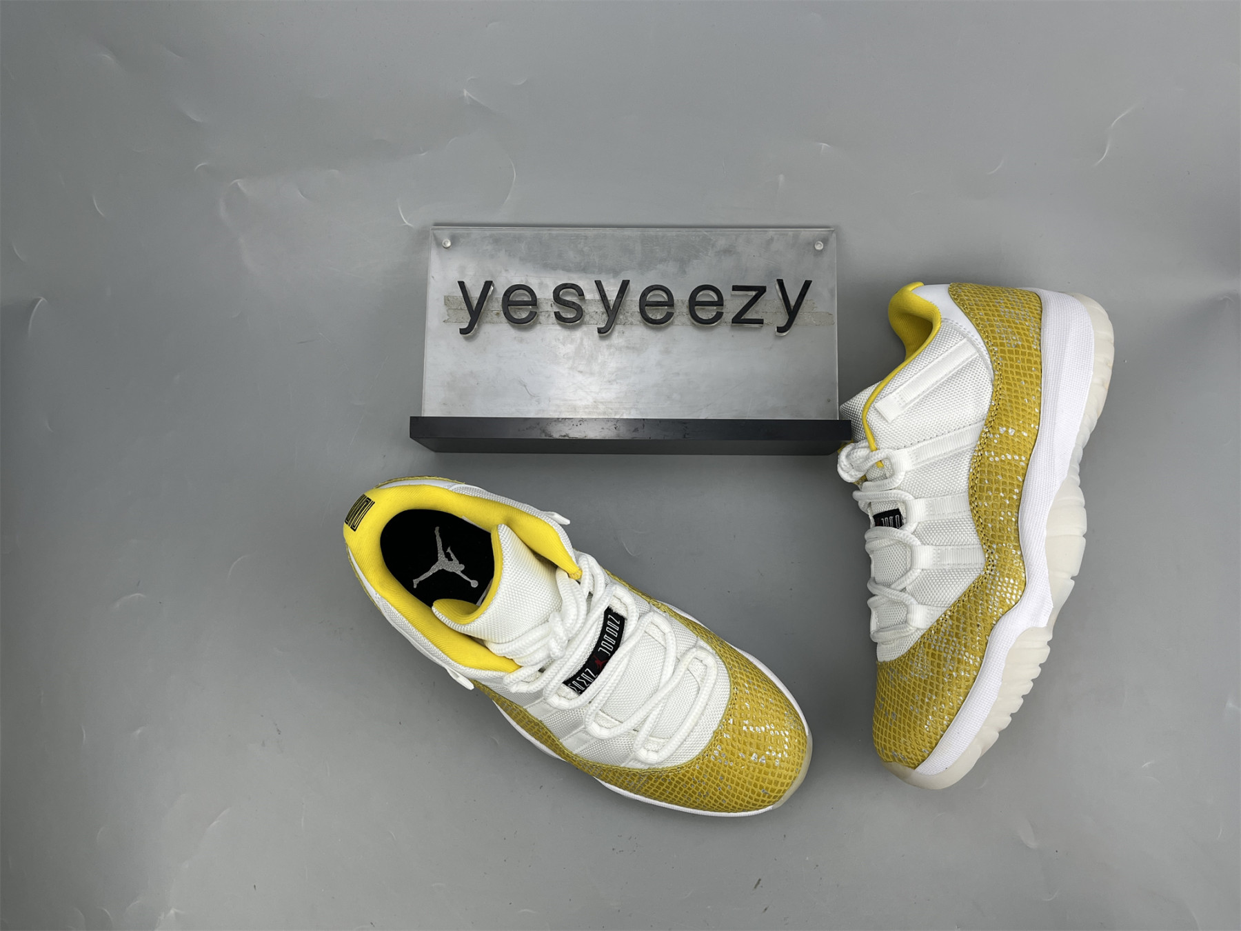 UA WMNS AIR JORDAN 11 RETRO LOW 