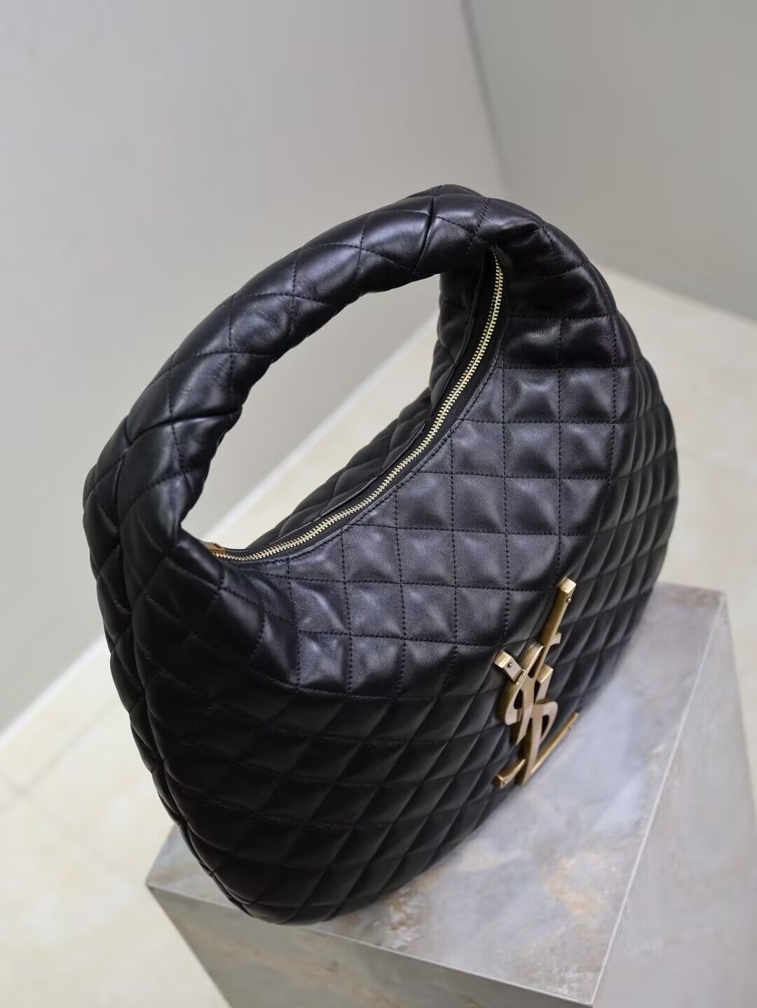 Y51 ICARE Hobo In Quilted Nappa 42x30x4cm