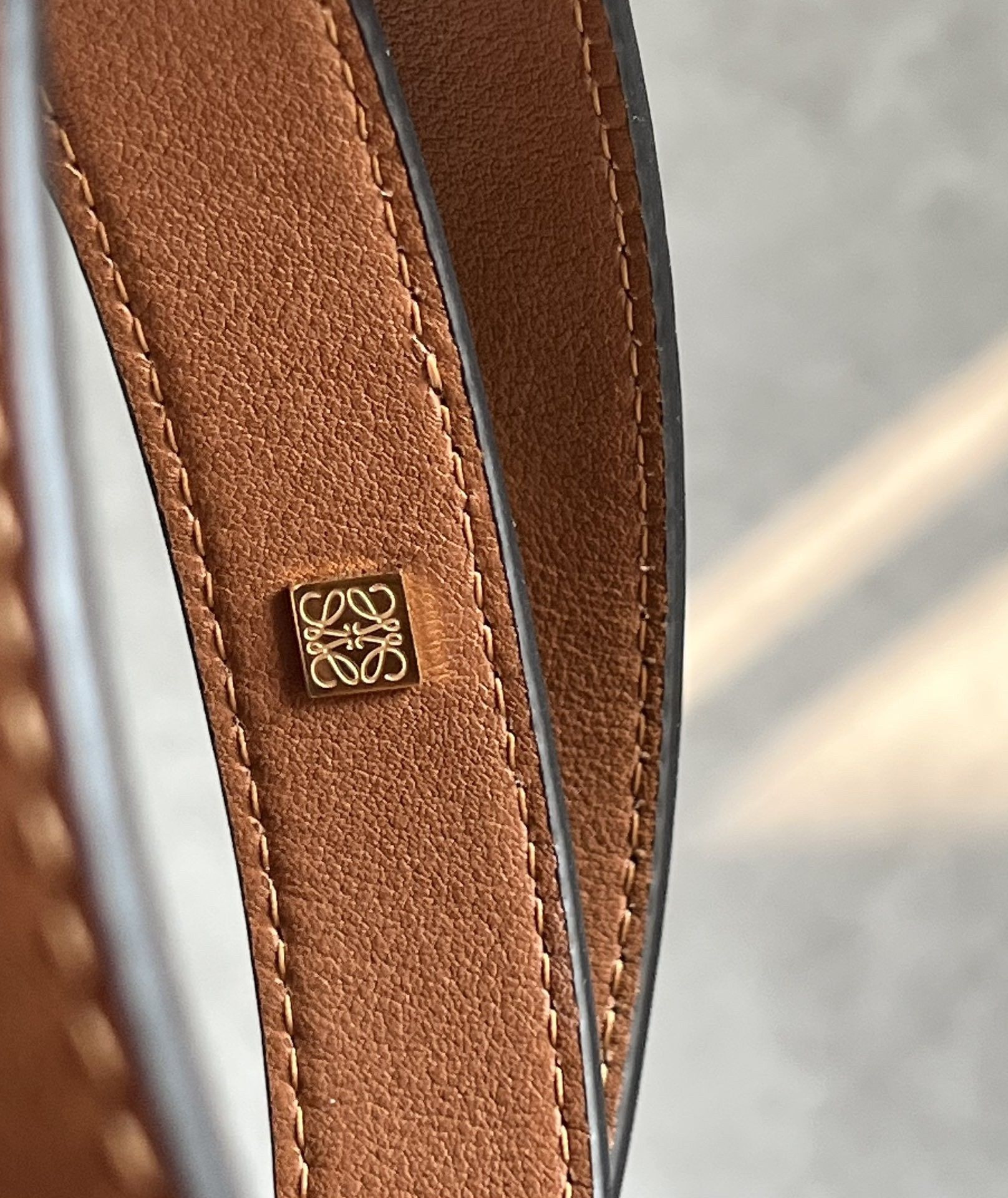 L0ew* Compact Hammock bag in classic calfskin 20.8x14.4x19.5cm