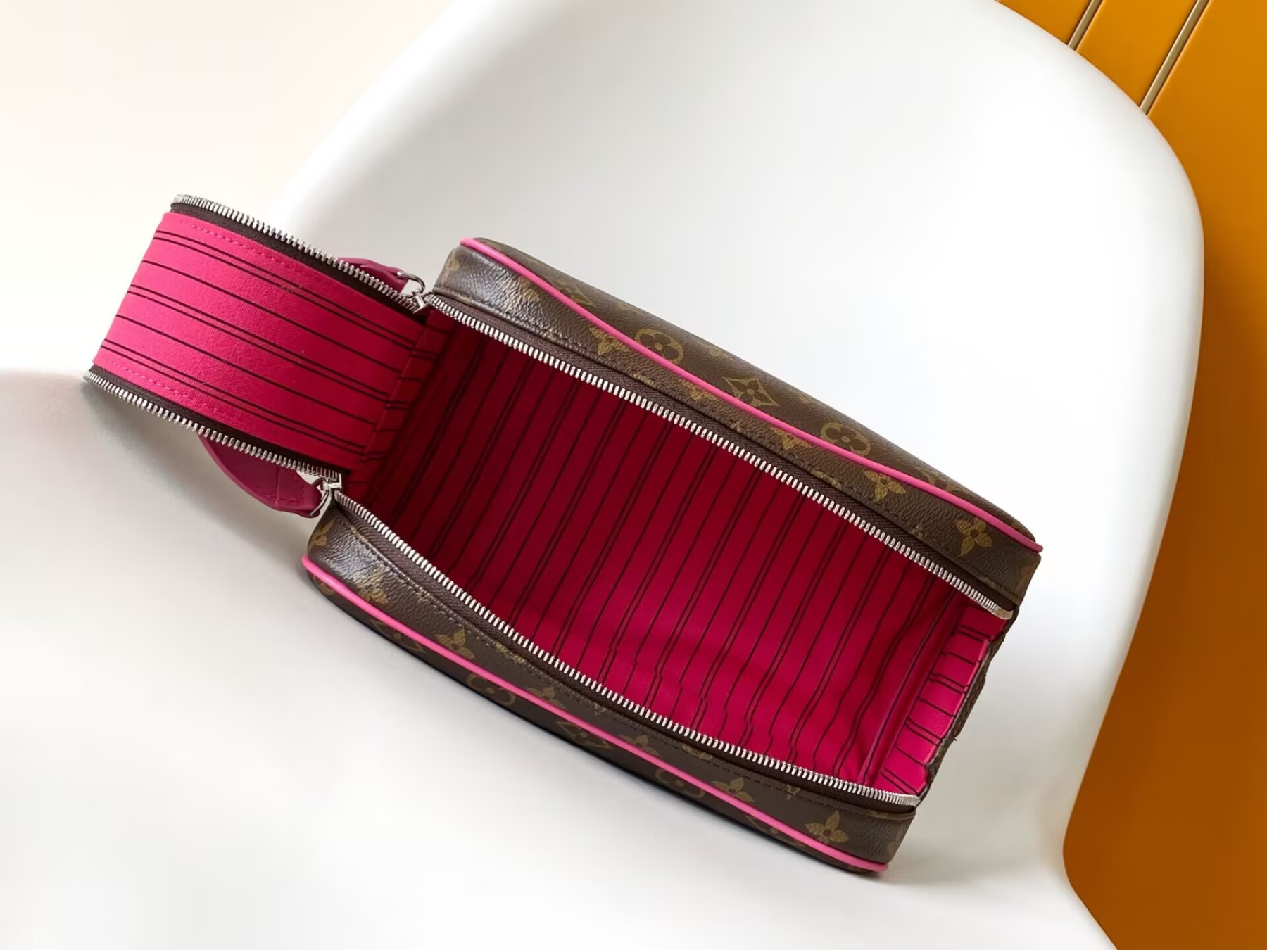 LV Dopp Kit M12641 28x15x16.5cm