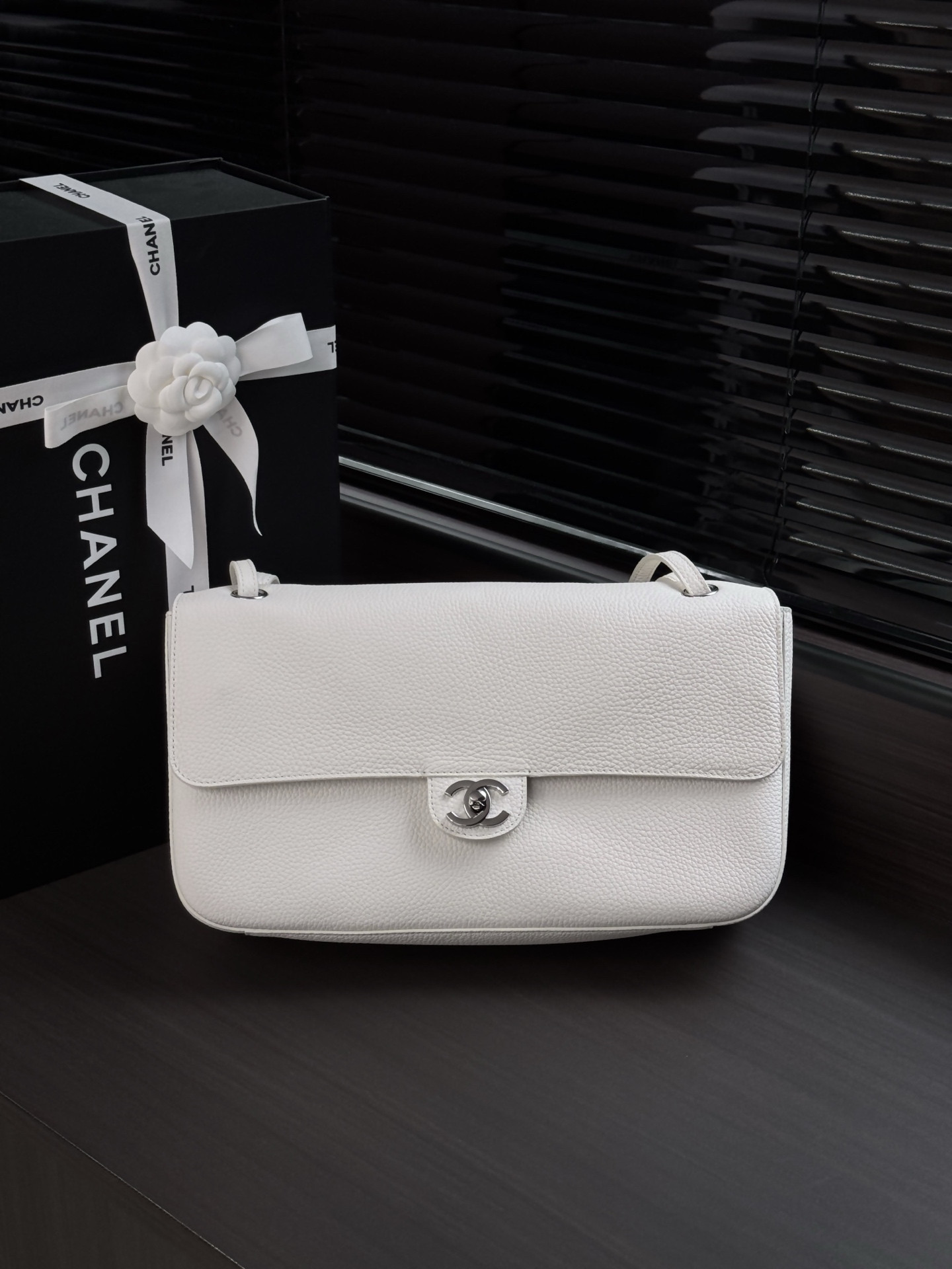 Ch**el Maxi Flap bag in White with Silver-Tone Hardware AS6231 19.5x32x10cm