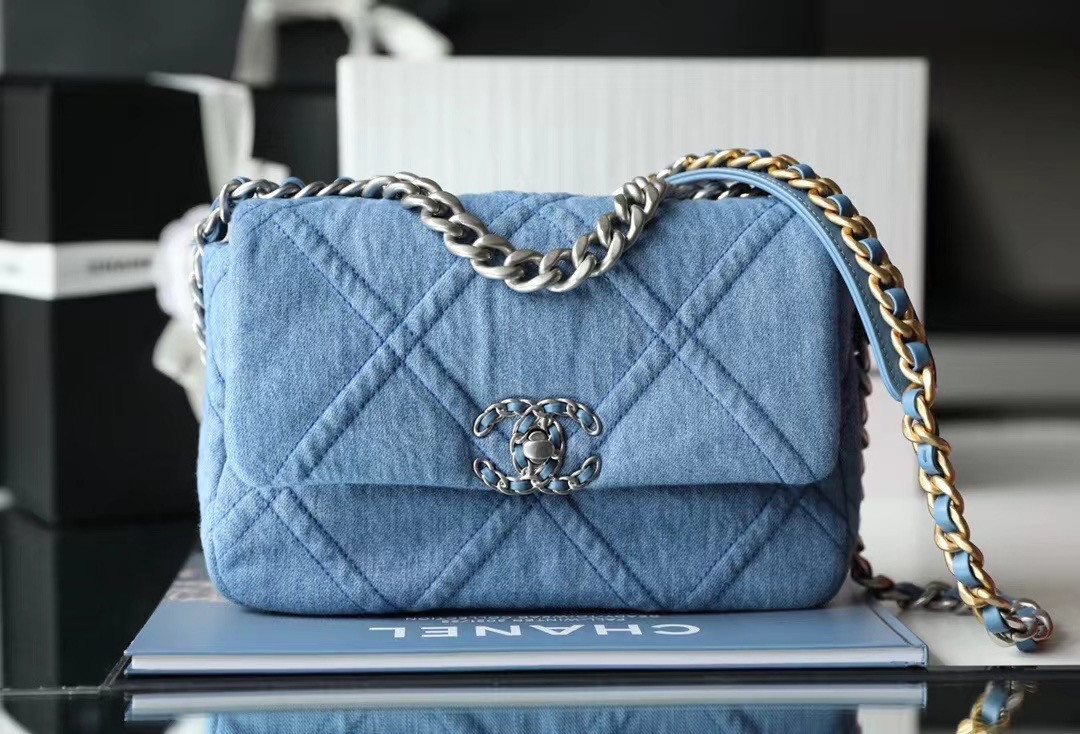 ch**el De*1m quilted medium 19 bag 30cm