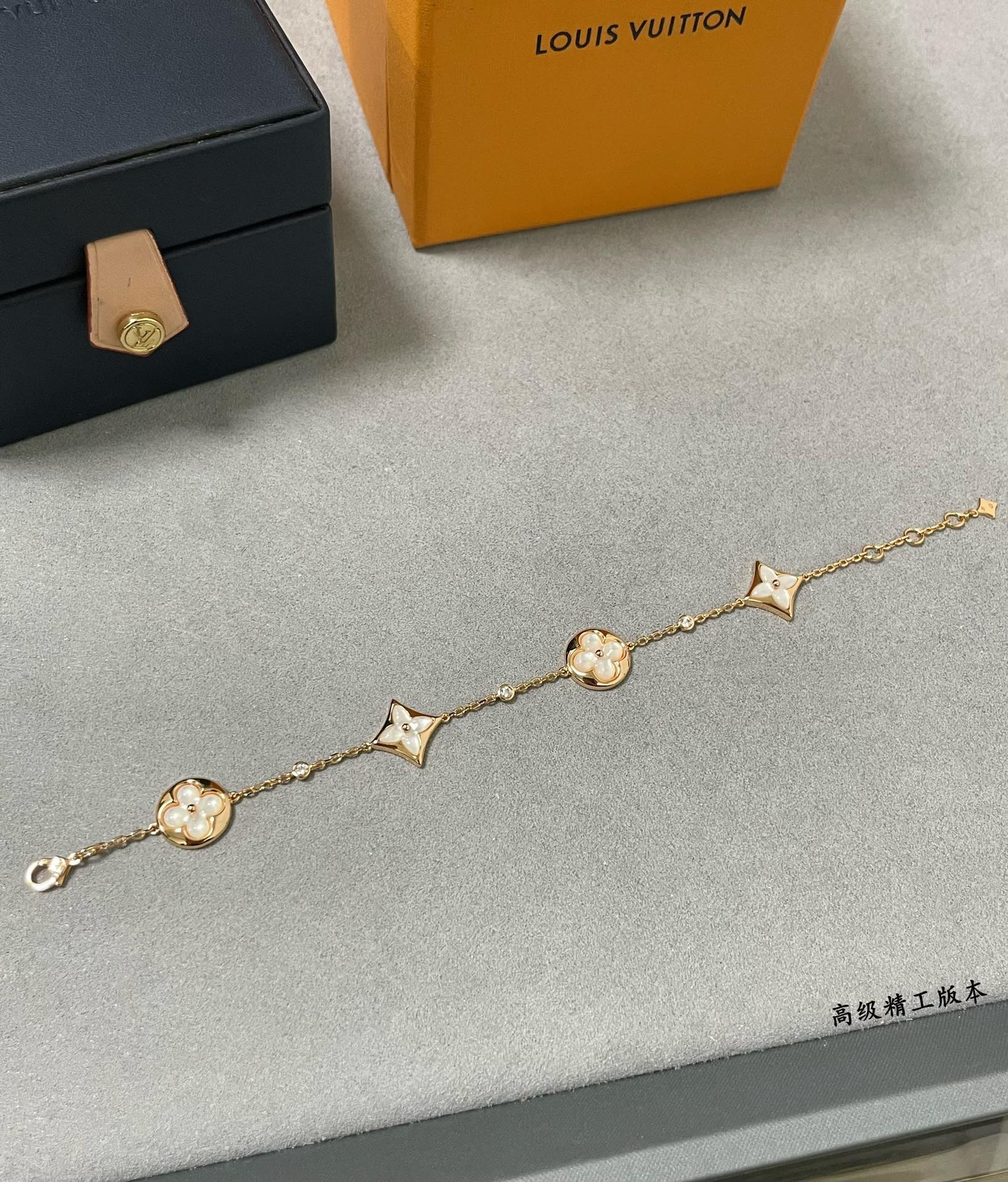 L0vis Vvtt0n Four-Flower High-End Mother-of-Pearl Bracelet