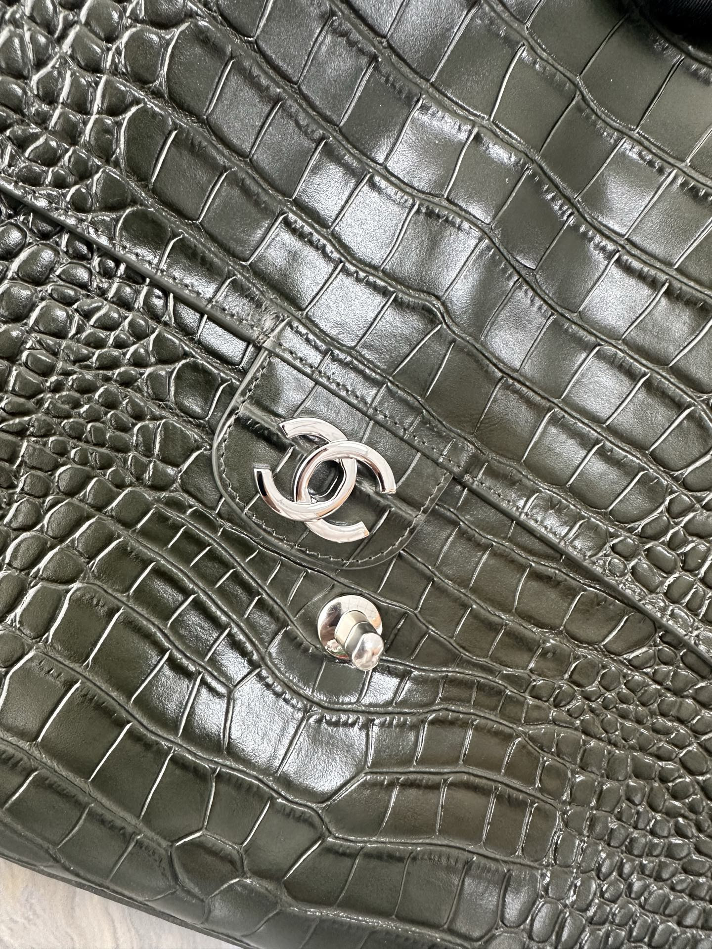 Ch**el Maxi Flap Bag Olive Green Silver hardware AS6233 26x38.5x11cm