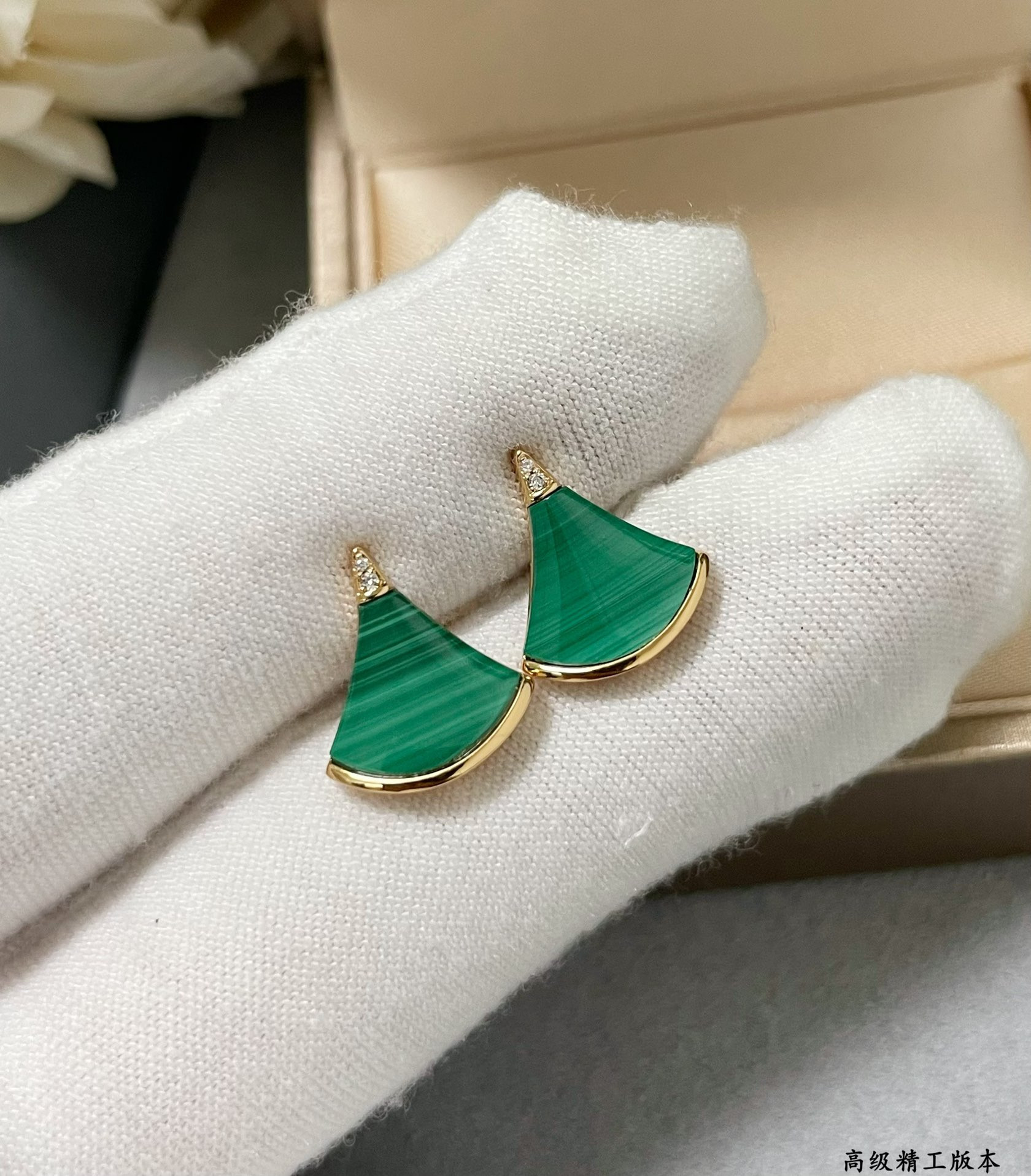 Bv1g*ai Scalloped Skirt Earrings