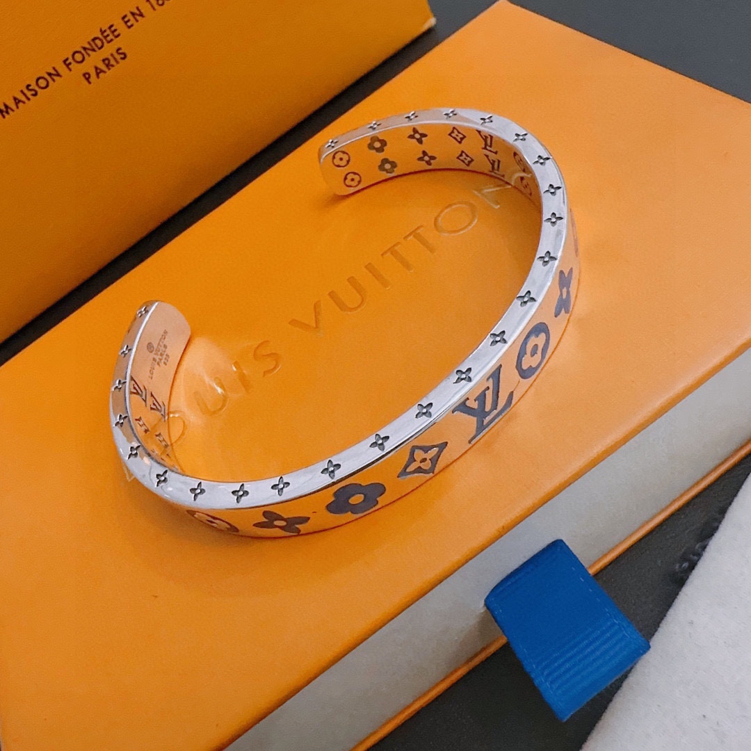 L0vis Vvtt0n Bracelet