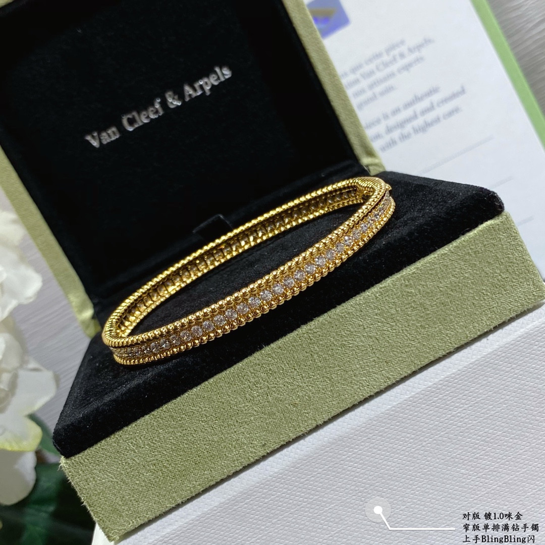 V*n Cl**f & Arpels narrow single row full D1am0nd bracelet