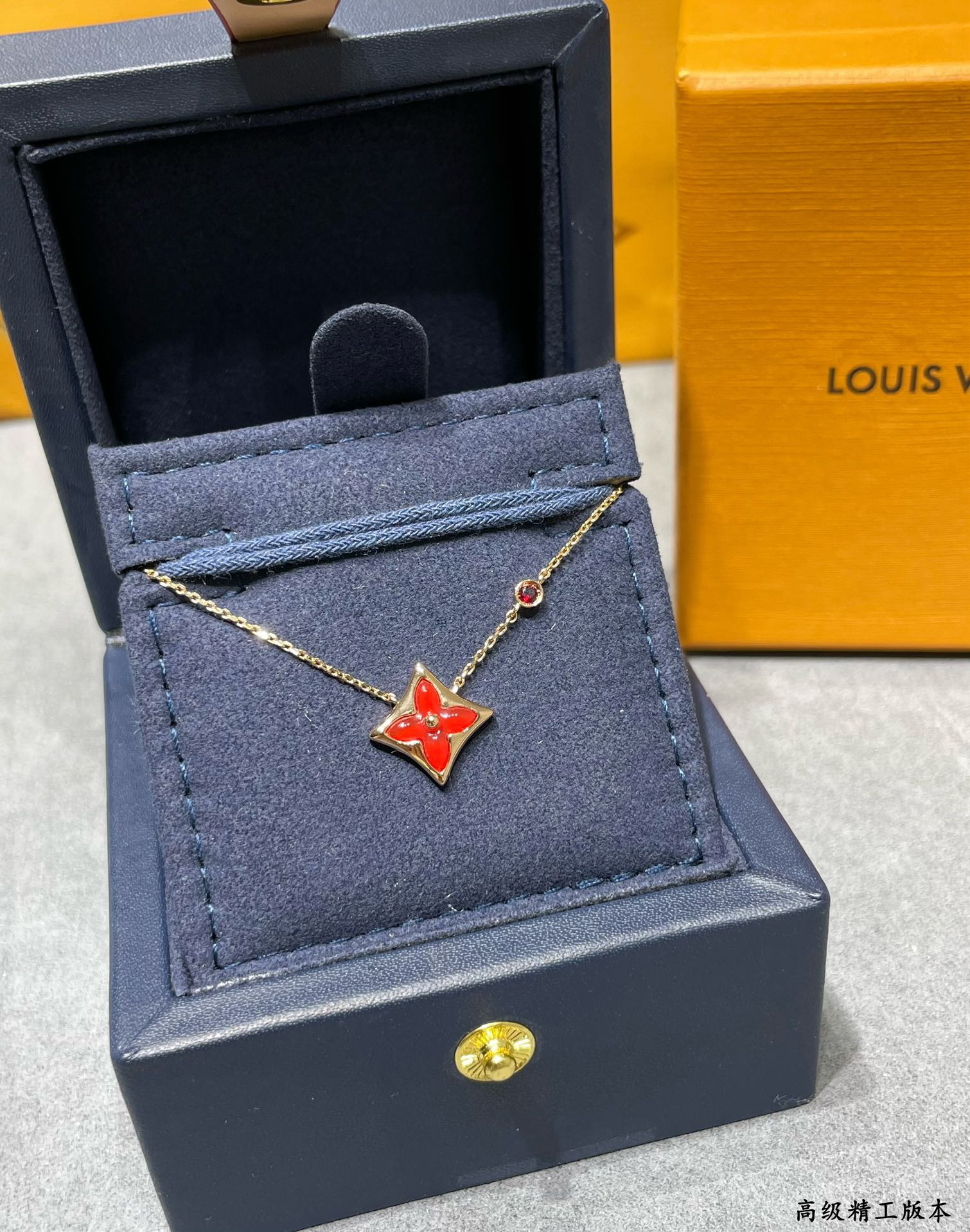 L0vis Vvtt0n Square Red D1am0nd Mother-of-Pearl Necklace
