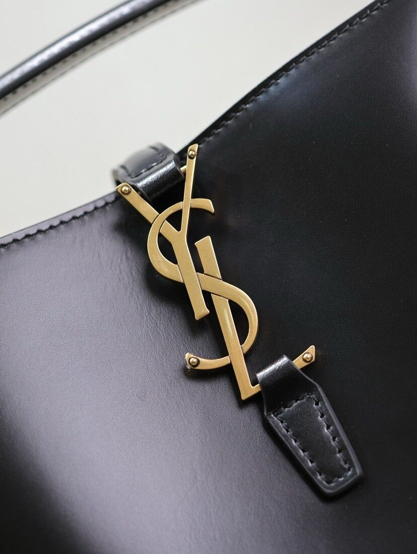 Y51 LE 37 In Shiny Leather 17x20x13cm