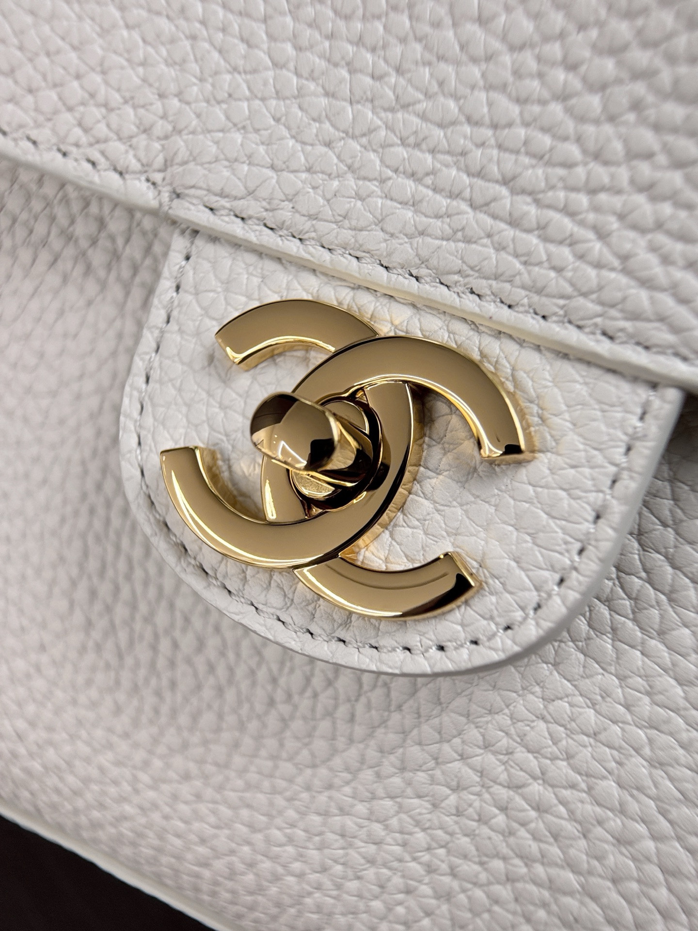 Ch**el Maxi Flap bag in White with Gold-Tone Hardware AS6231 19.5x32x10cm