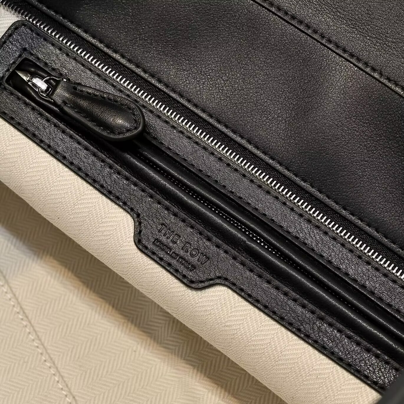 The R0w Marlo Bag in Leather 43x19x30cm