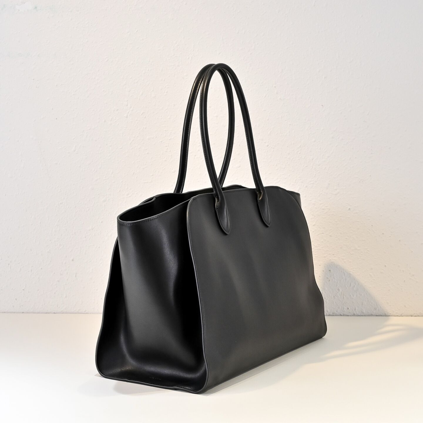 The R0w Marlo Bag in Leather 43x19x30cm