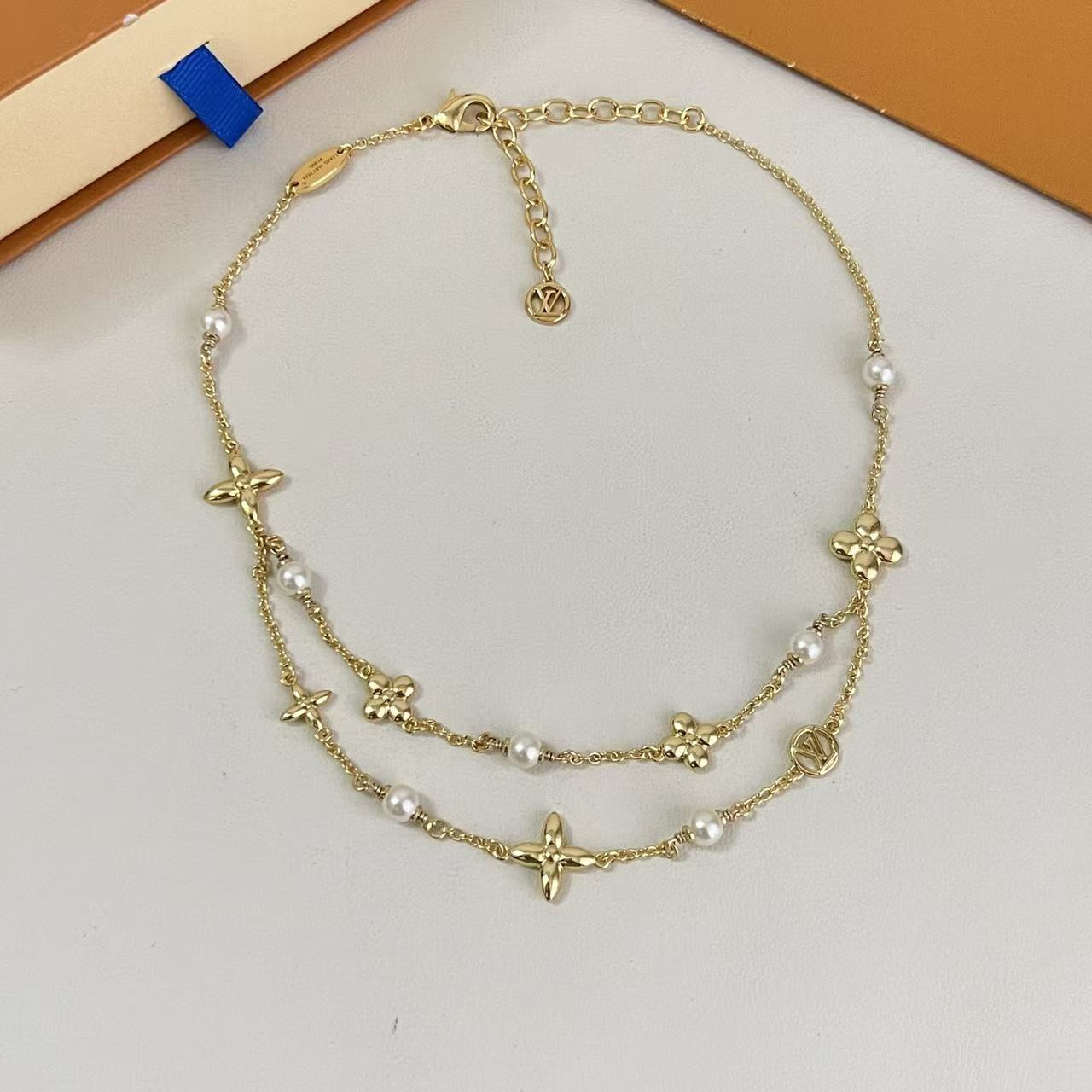 L0vis Vvtt0n Necklace