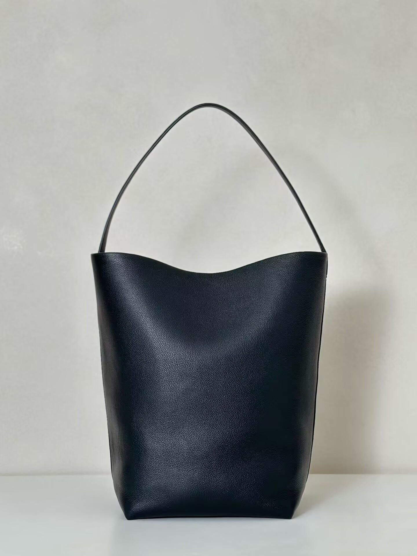 The R0w Large N/S Park Tote Bag in Leather 38x43x20cm