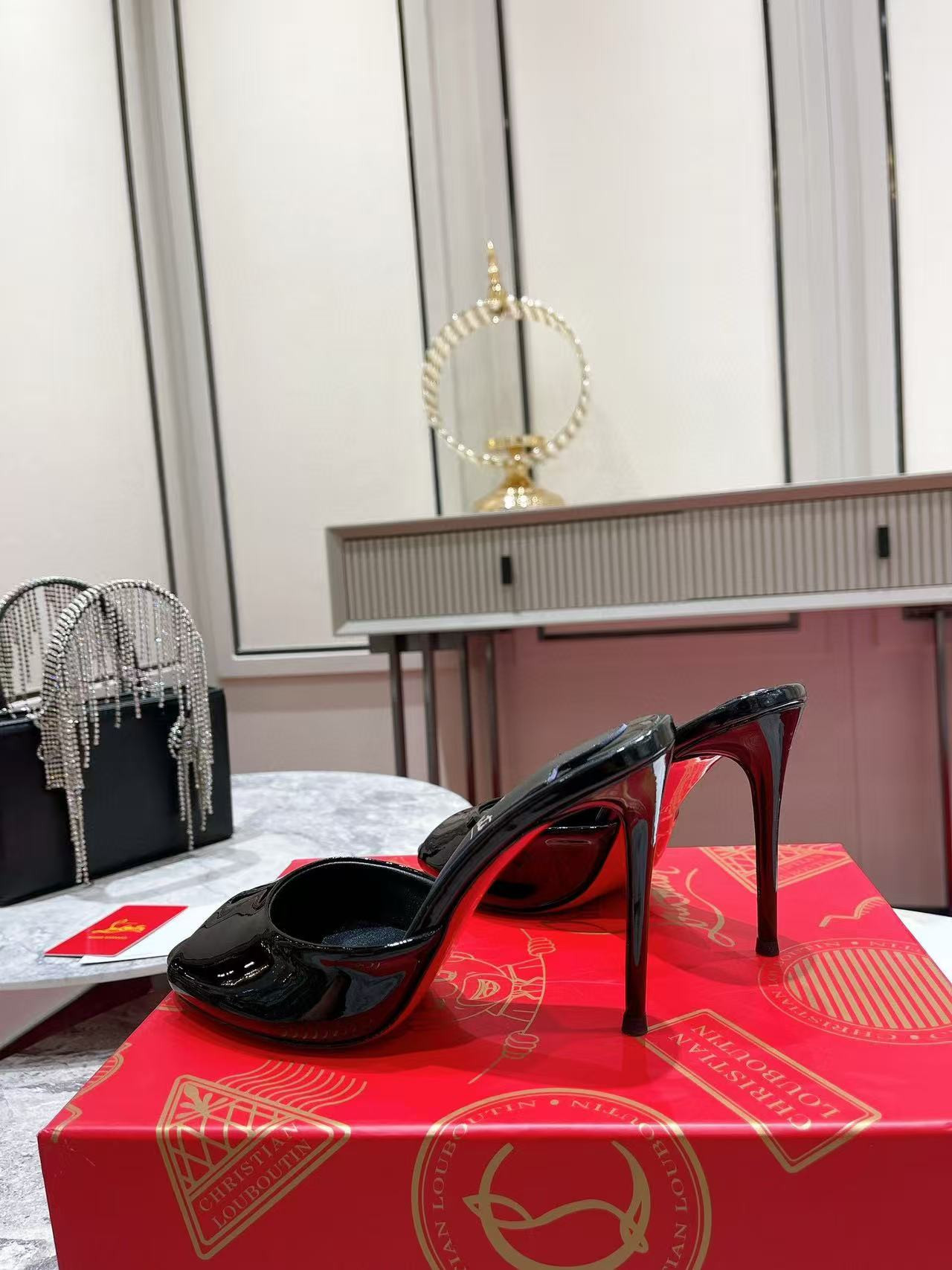 ua Chr1st1an louboutin me dolly patent leather mules