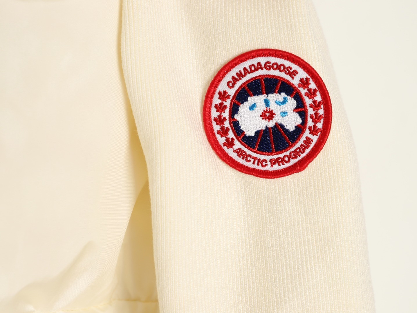 Can*a G00se Short Puffer jacket