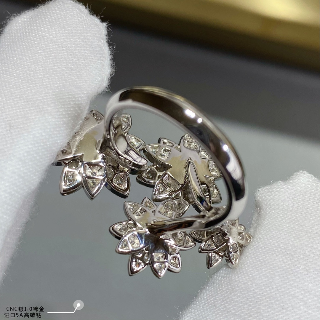 V*n Cl**f & Arpels lotus Ring