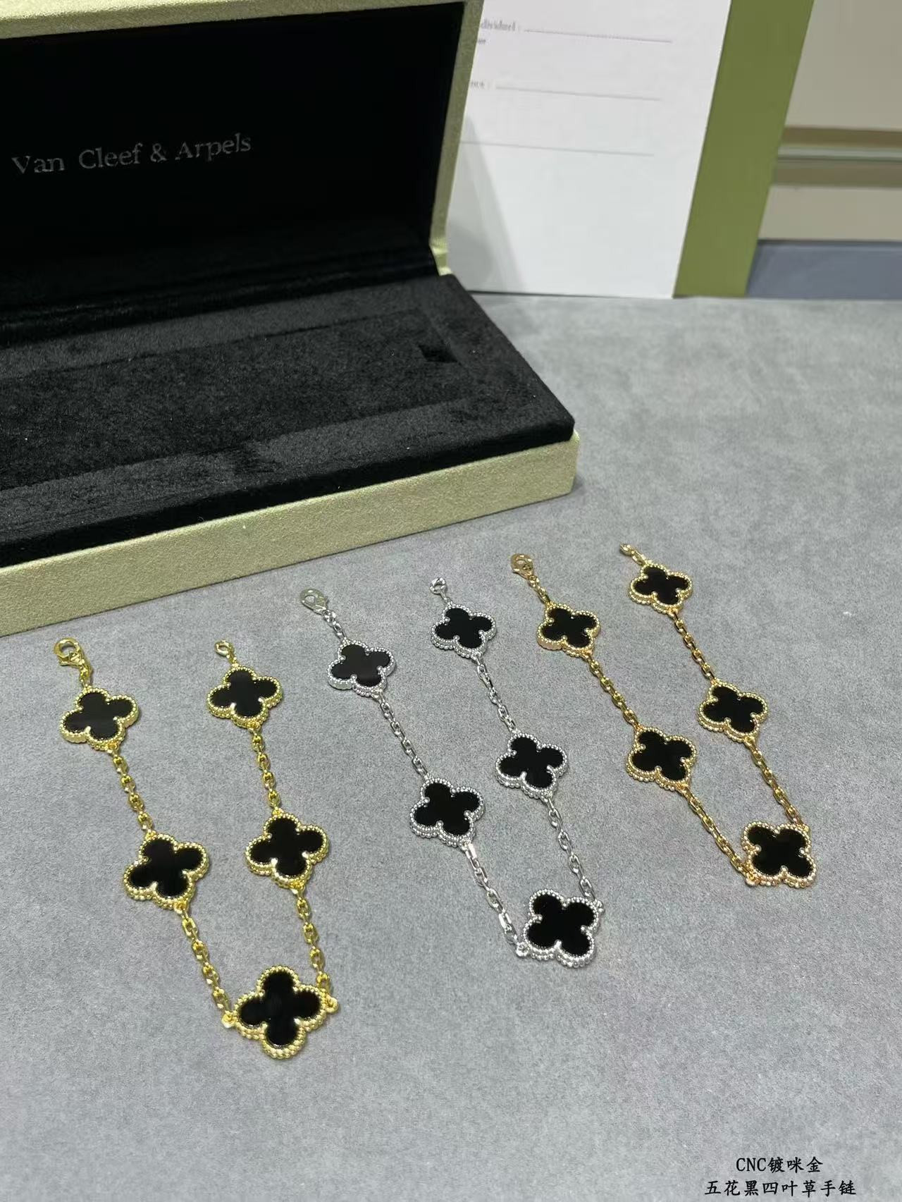 V*n Cl**f & Arpels Black five-flowered four-leaf clover Bracelet Chain length approx.19cm