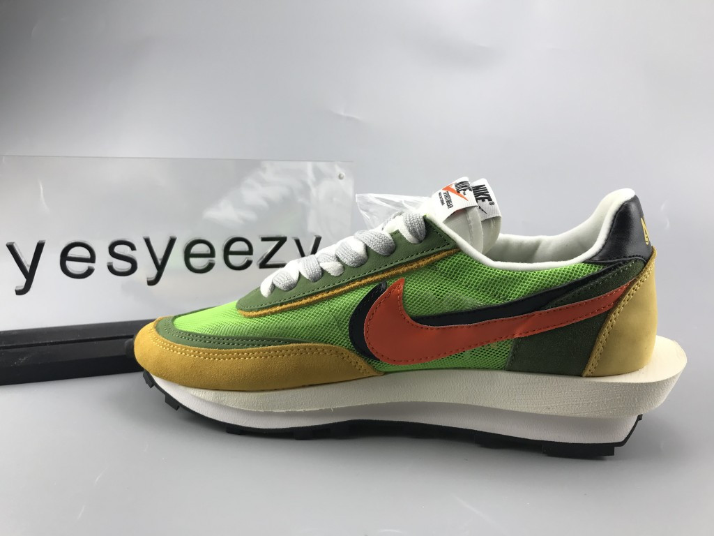 UA NIKE LDWAFFLE/SACAI "GREEN GUSTO"