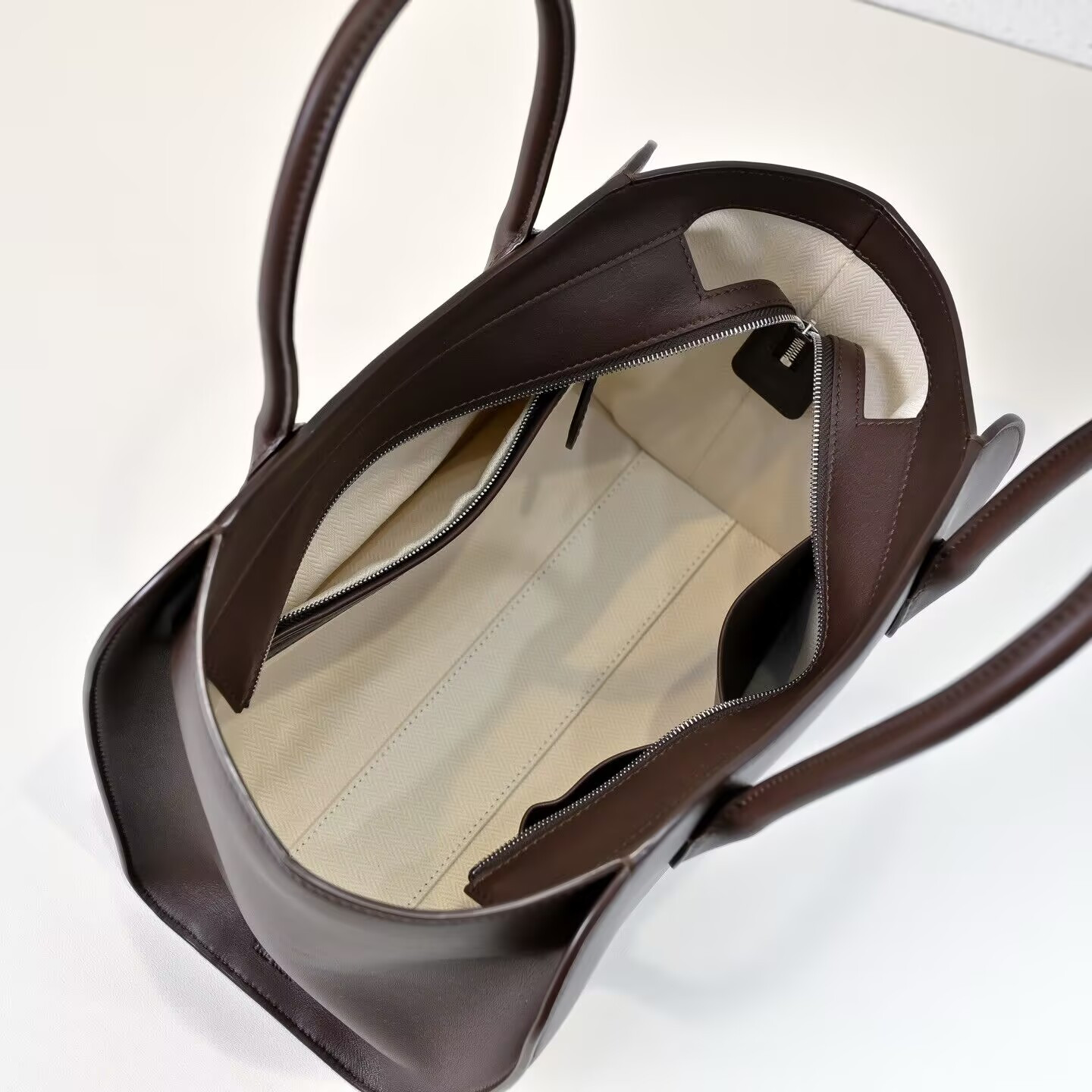 The R0w Marlo Bag in Leather 30x14x21cm