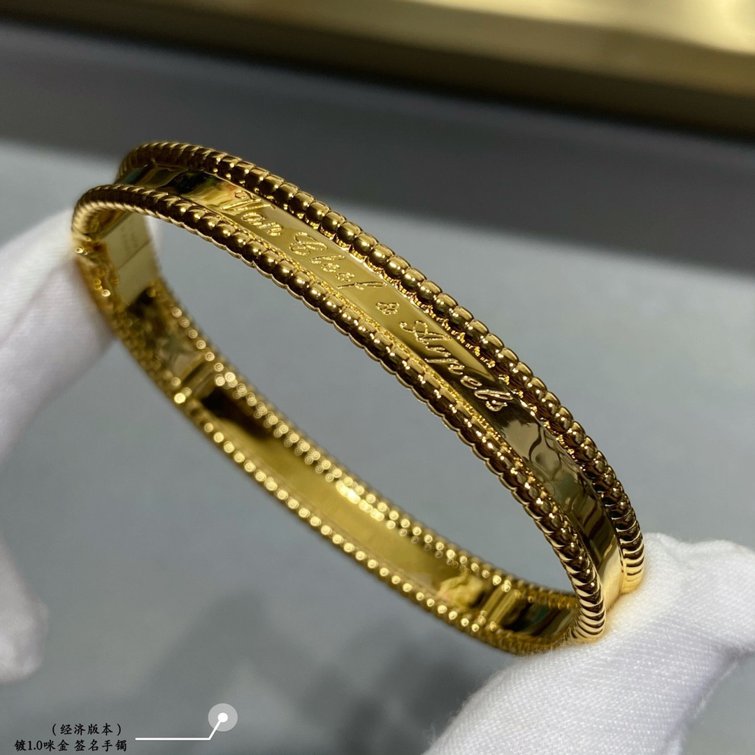 V*n Cl**f & Arpels sign Bracelet