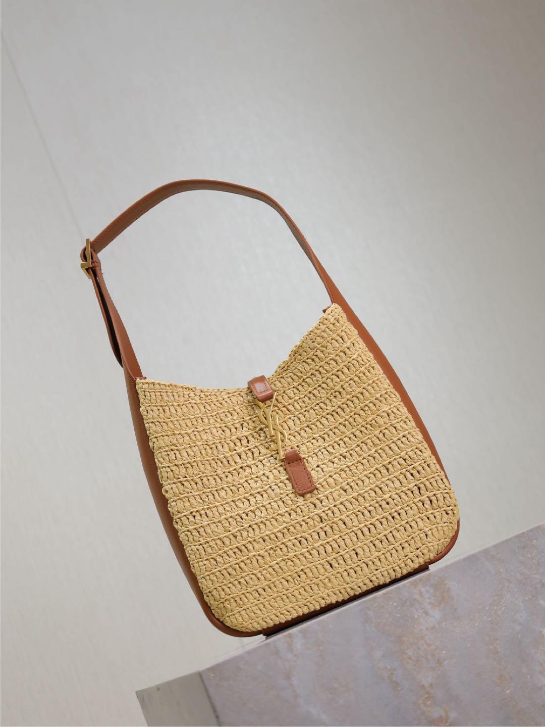 Y51 LE 5 À 7 S*pple Small in Raffia and leather 22 X  22 X 7-9 CM